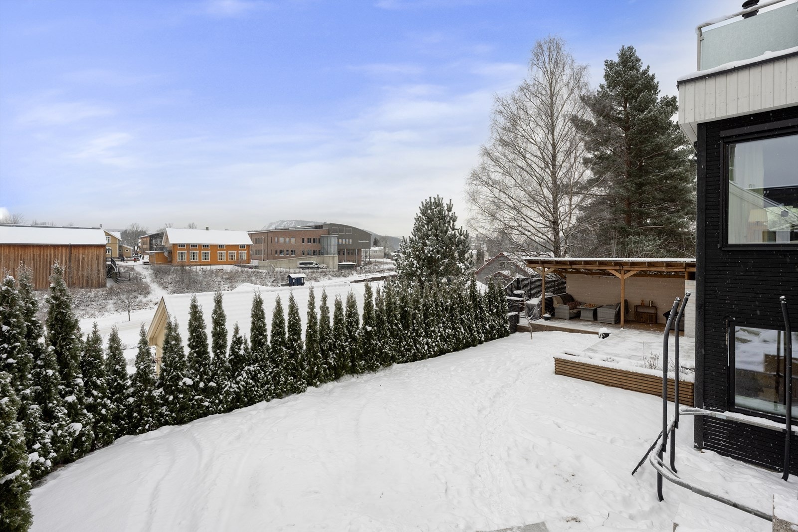 Det er kort vei til Heggedal barneskole som ligger rett ovenfor veien fra boligen. Galleribilde