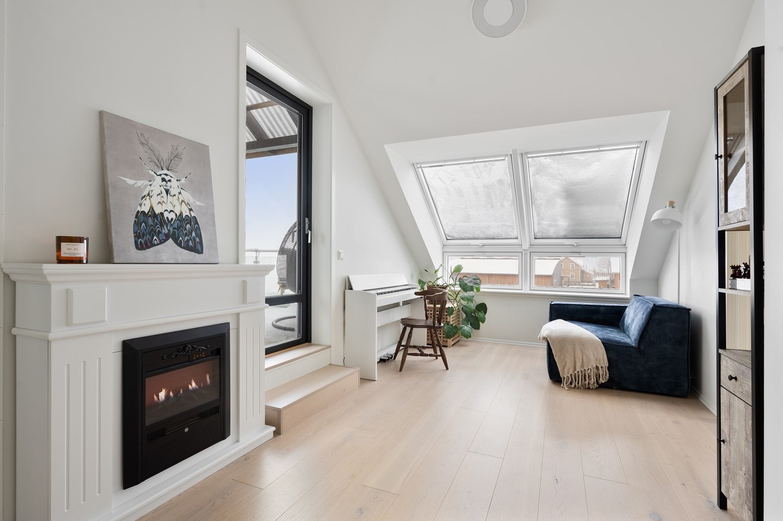 I boligens øverste etasje er det en lys loftsstue med store vindusflater som slipper inn godt med lys. Galleribilde