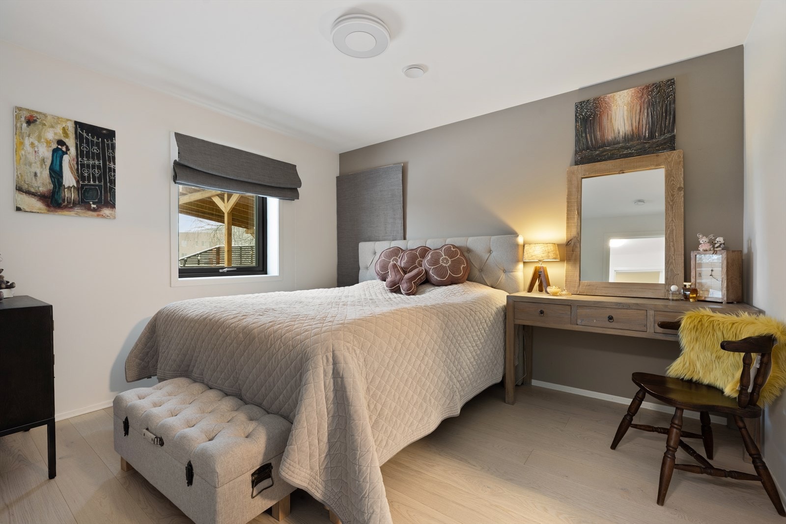 I 1.etasje er det også to fine soverom med god plass til å møblere med stor seng, nattbord, skrivepult eller sminkebord - alt etter ønske. Galleribilde