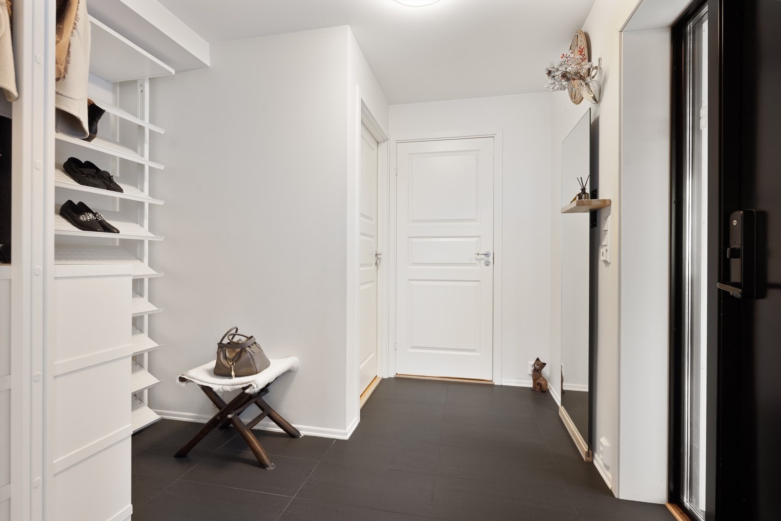 Fra entreen er det muligheter til å gå via en mellomgang til garasjen. Det er også et praktisk gjestetoalett i entreen. Galleribilde