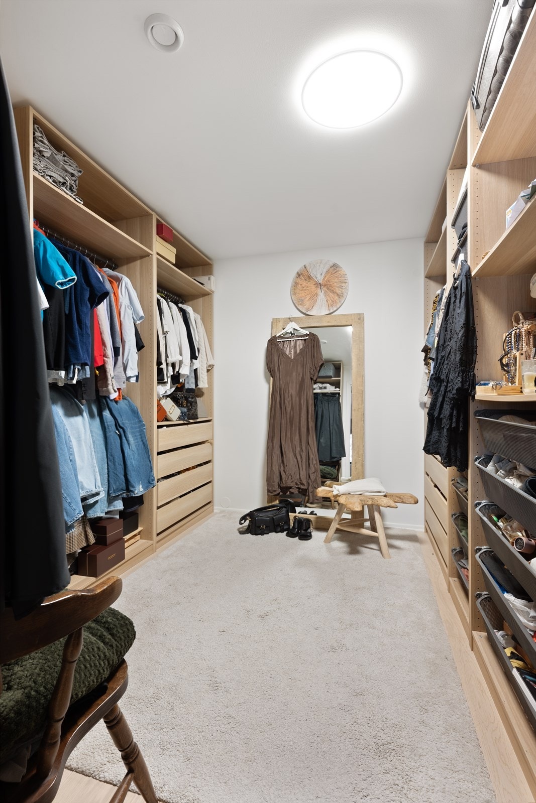 Walkin garderobe i tilknytning til det ene soverommet. Galleribilde