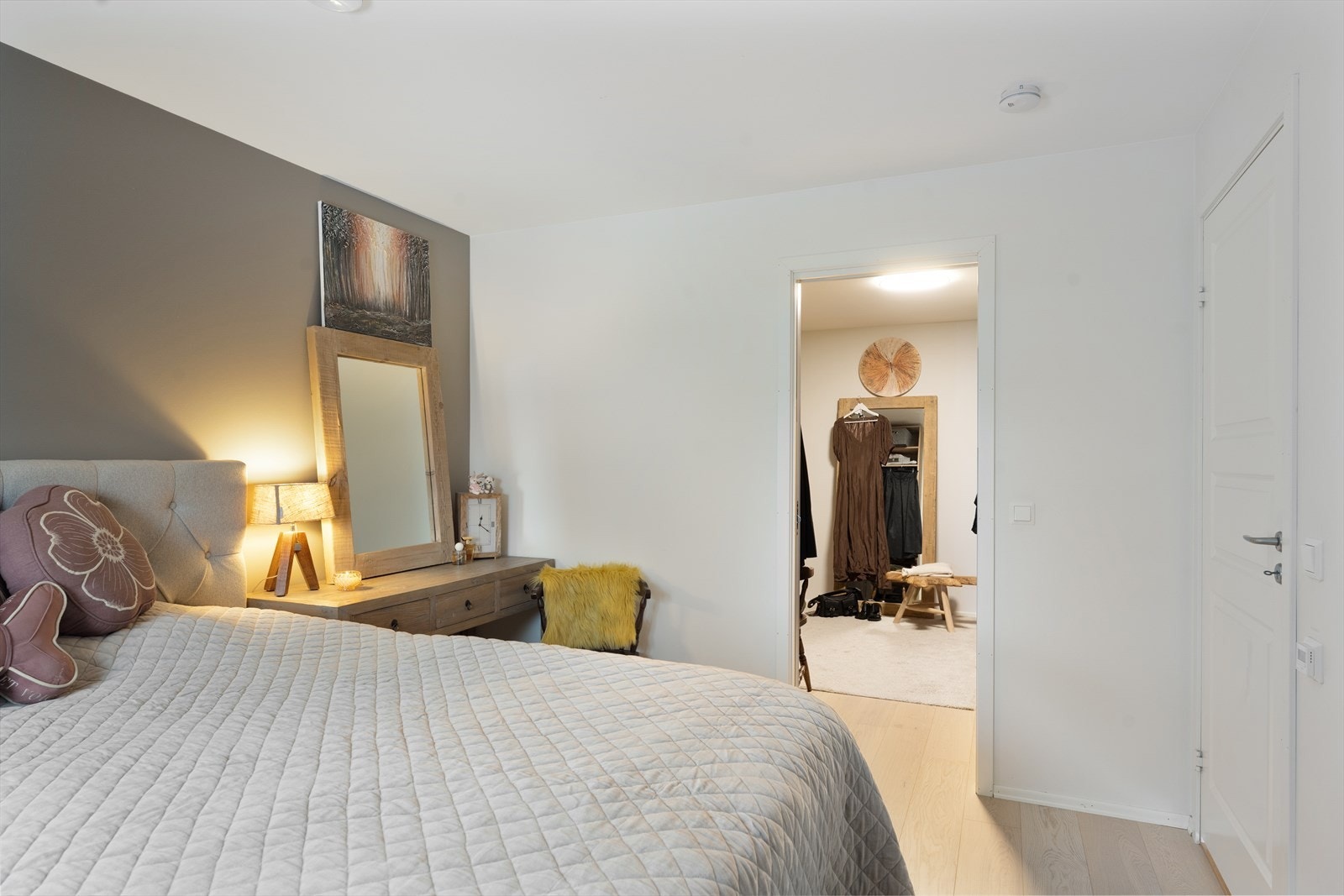 Dette rommet har også egen walk in garderobe. Galleribilde