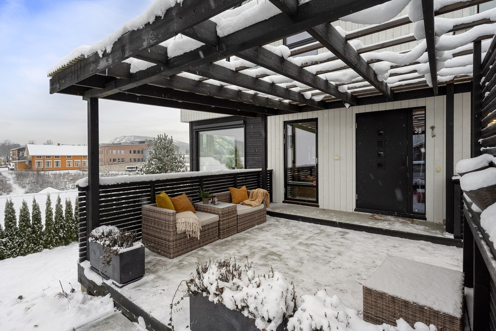 Her er det bygget et hyggelig inngangsparti med pergolaløsning. Galleribilde