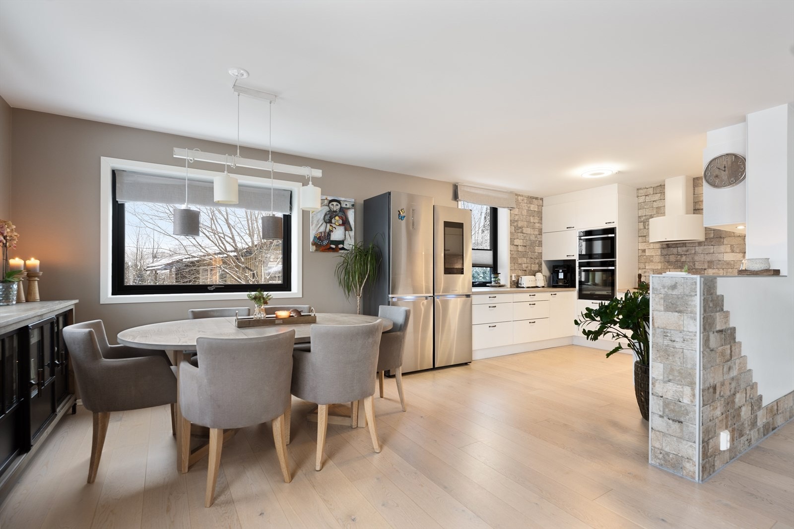 Stort praktisk kjøkken. Her er det godt med skap og benkeplass. Galleribilde