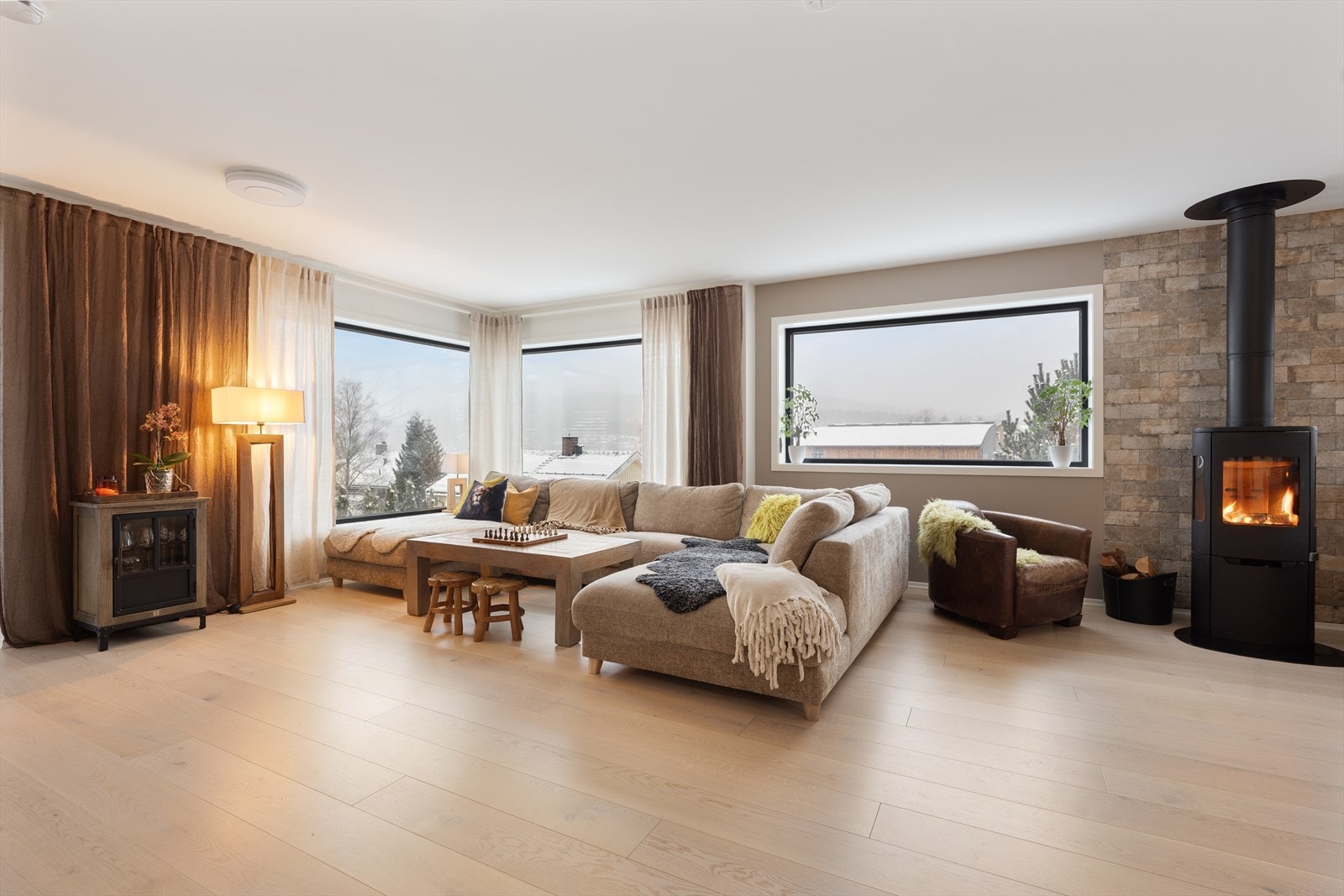 I husets hovedetasje er det stor vinkelstue med åpen kjøkkenløsning. Galleribilde