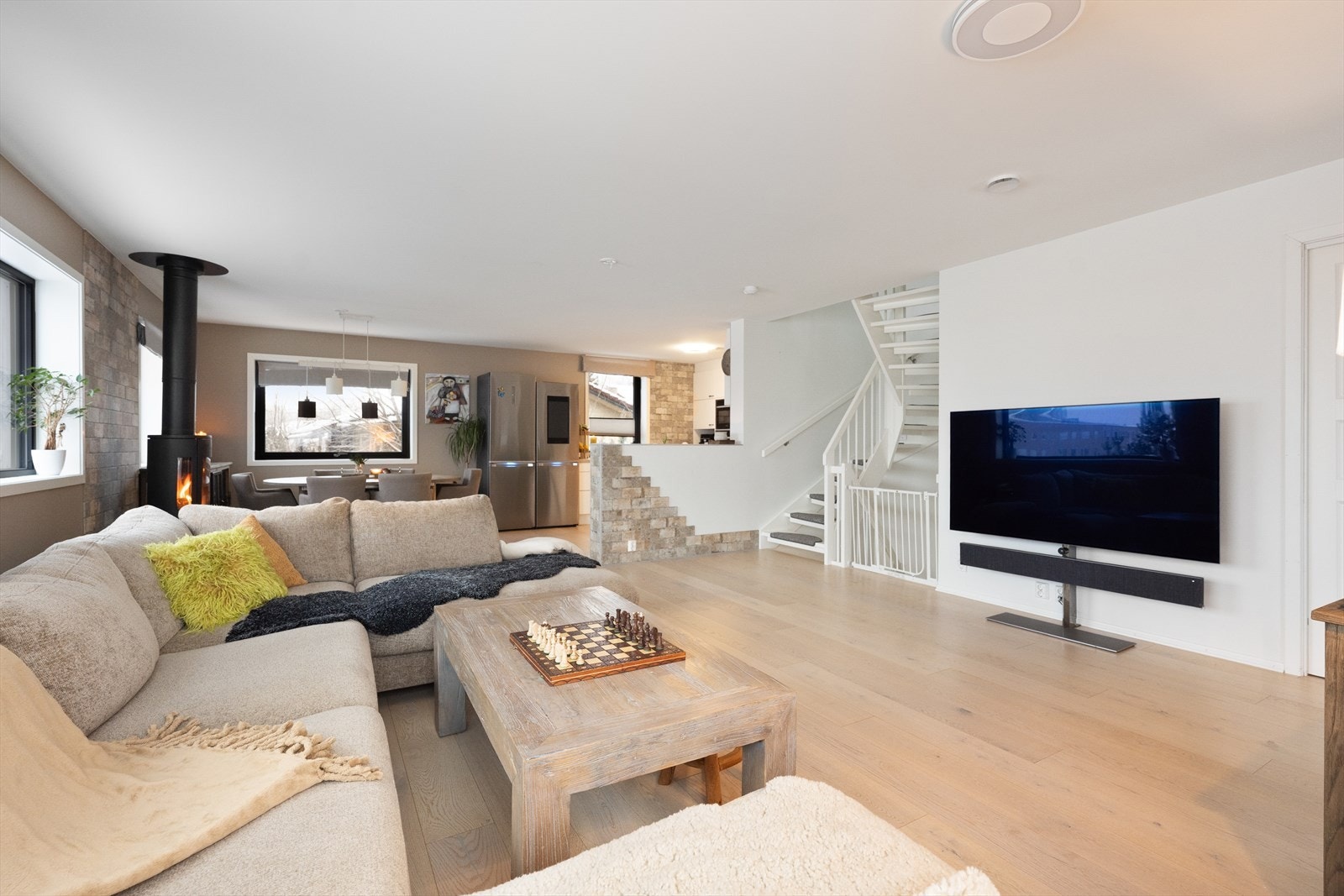 Det er også god plass til stor sofakrok i den ene enden av stuen. Galleribilde