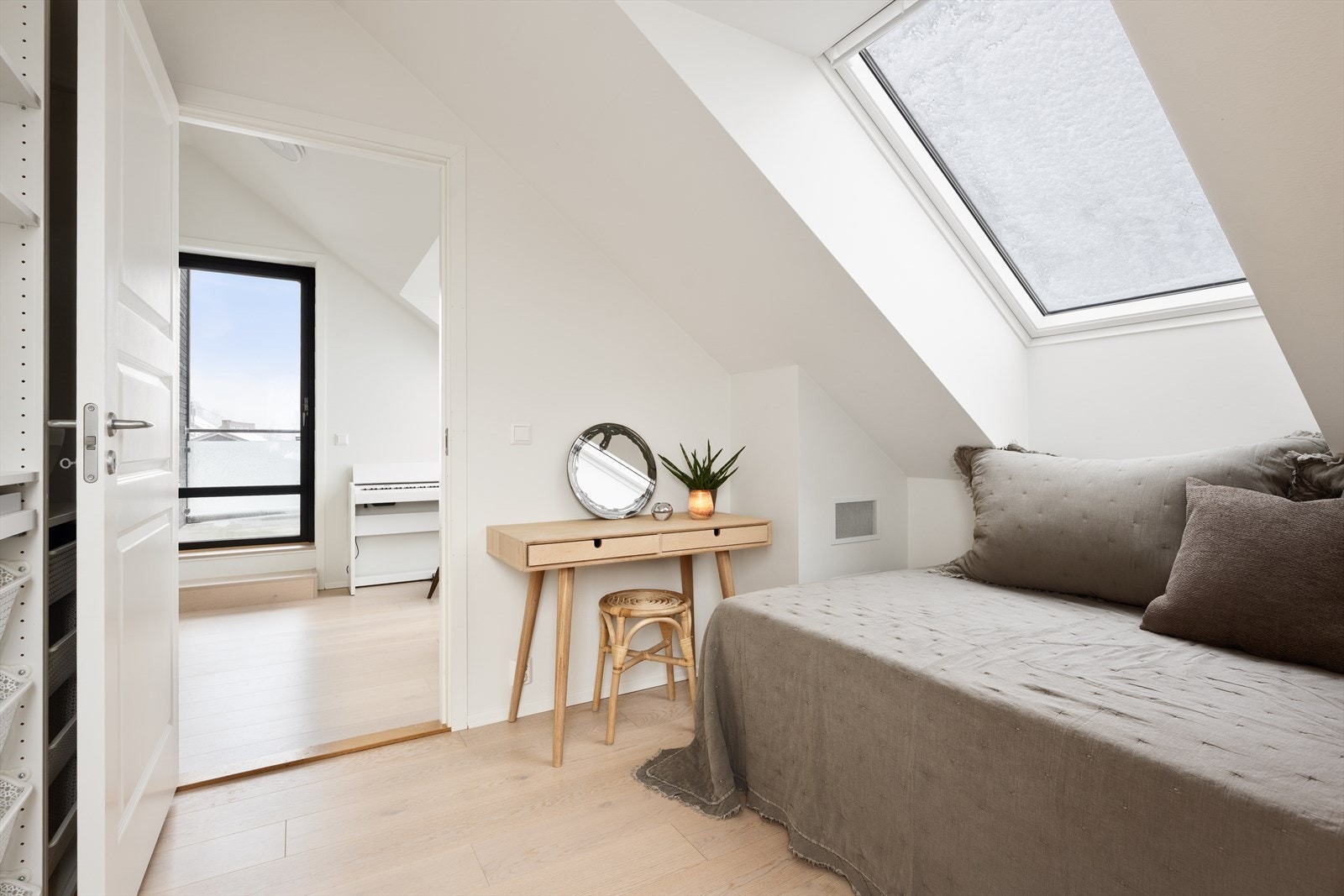 Begge soverommene er av god størrelse og har plass til seng, nattbord og skrivepult eller annet etter ønske. Galleribilde