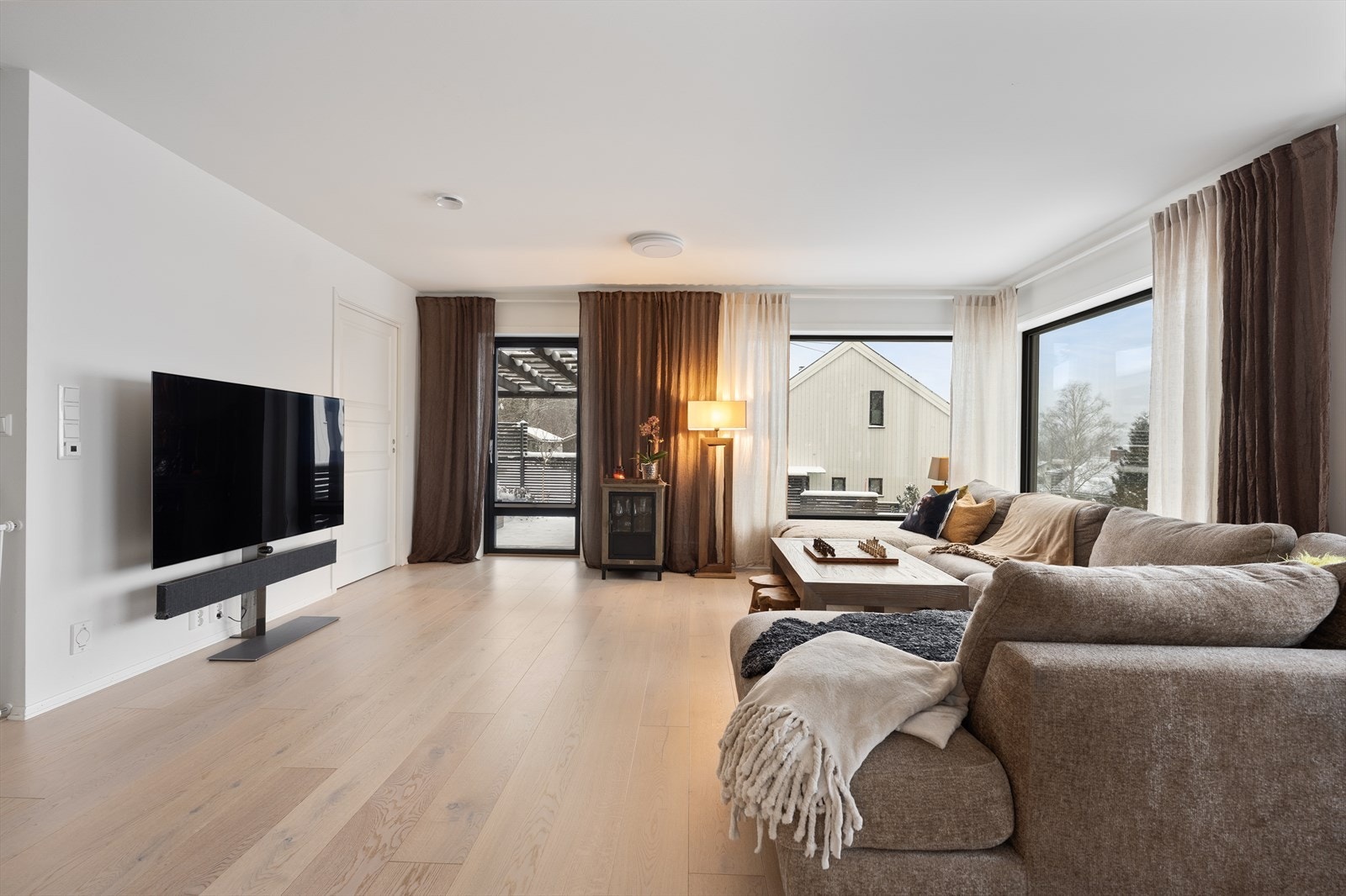 Fra stuen er det utgang til uteplassen som er opprettet i forbindelse med inngangspartiet. Galleribilde