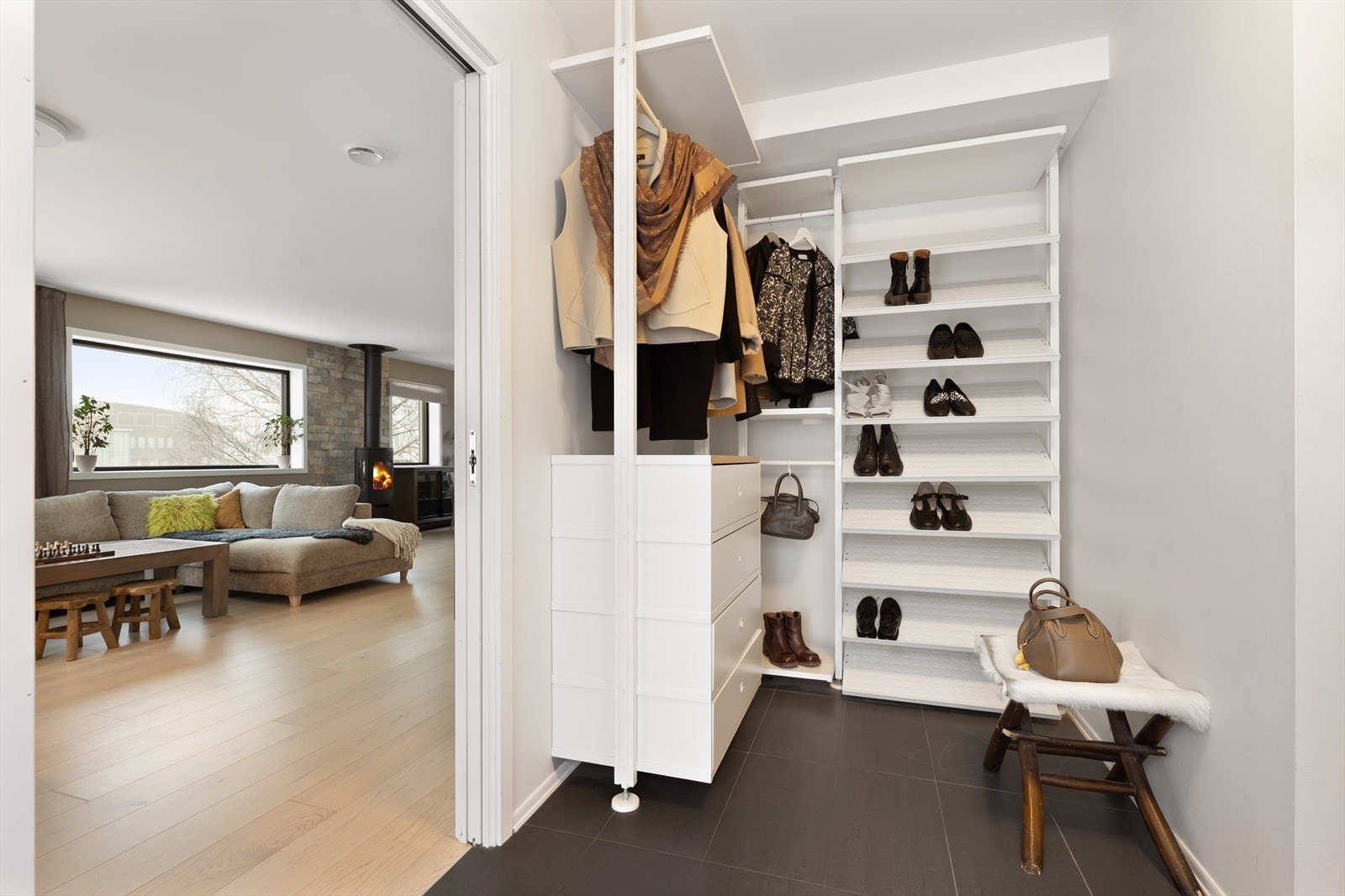 Hyggelig entre med plass til å henge fra seg yttertøy og sko. Galleribilde