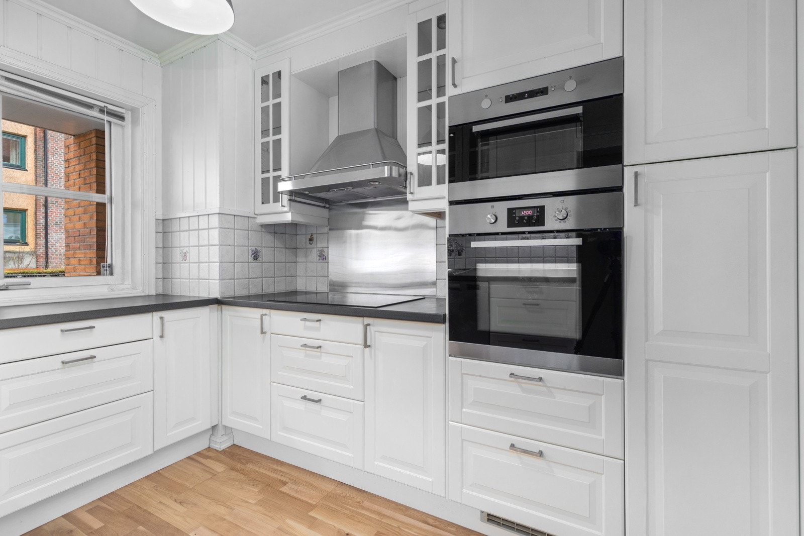 Lys innredning med integrerte hvitevarer. Galleribilde