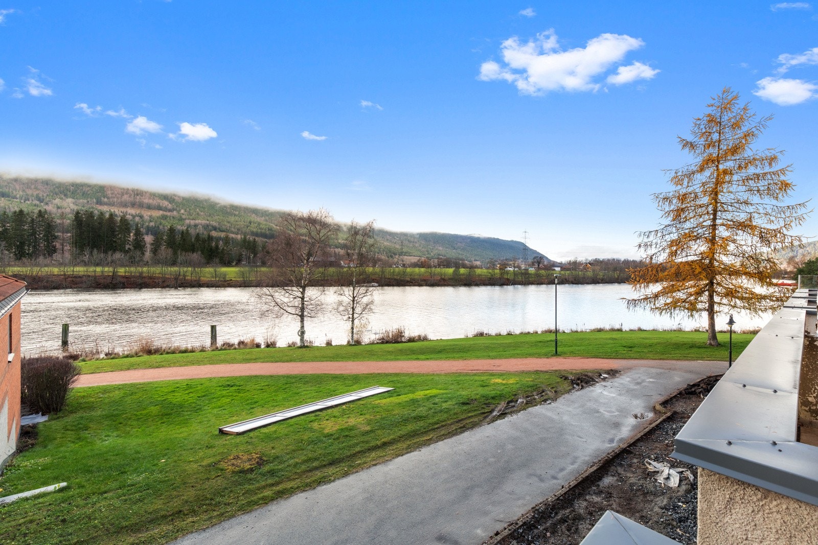 Koselige omgivelser rundt leiligheten med gode turmuligheter langs elven. Galleribilde