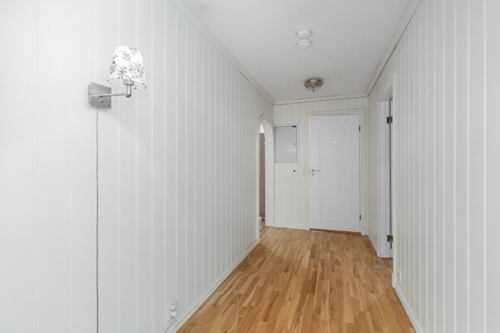 Lys entré med plass til å henge fra seg yttertøy. Galleribilde