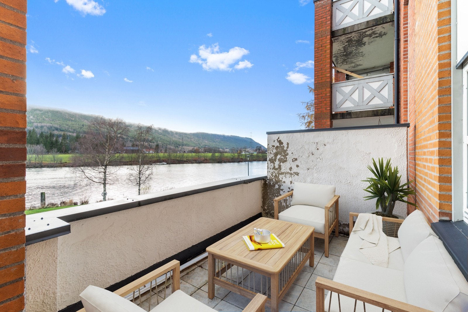 Digitalt stylet bilde av balkongen som skal bli pusset opp i løpet av 2026. Her er det gode solforhold og med flott utsikt over Drammenselva. Galleribilde