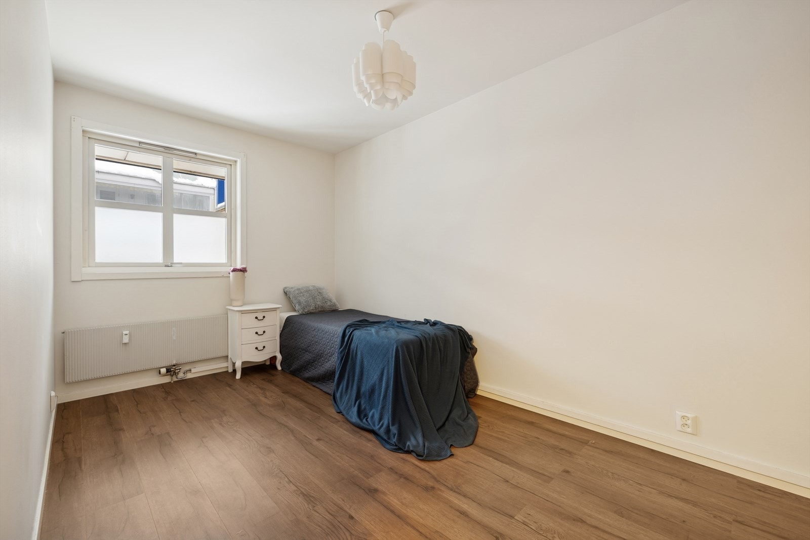 Soverom av god størrelse med vindu som gir behagelig dagslys og rom for ønsket møblering. Galleribilde