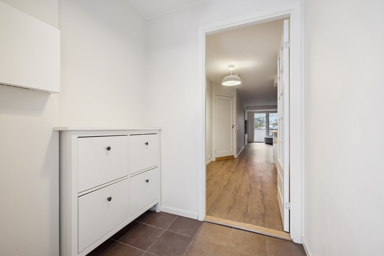 Praktisk entré med flislagt gulv, god oppbevaringsløsning og videre adkomst til stue og kjøkken. Galleribilde