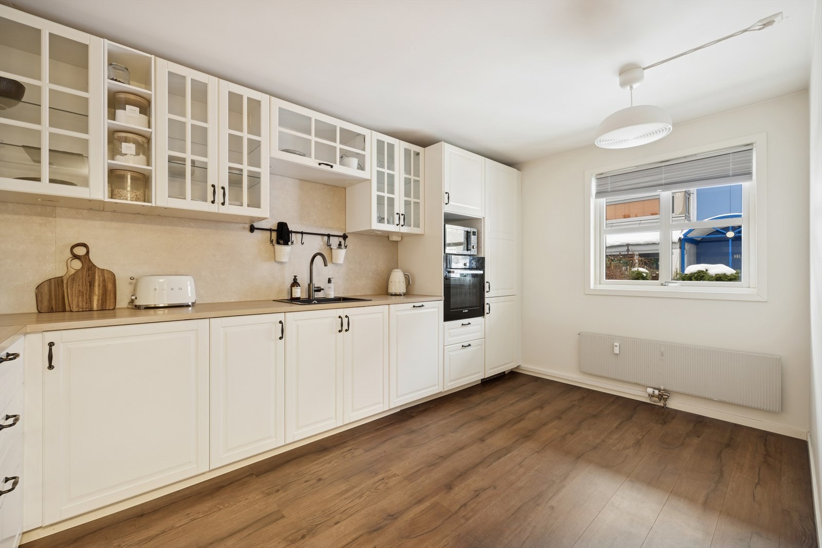 Kjøkkenet er utstyrt med benkeplate av laminat, nedfelt kum med ettgreps blandebatteri, induksjonstopp, stekeovn, ventilator, kjøleskap/frys, oppvaskmasking og ventilator. Galleribilde