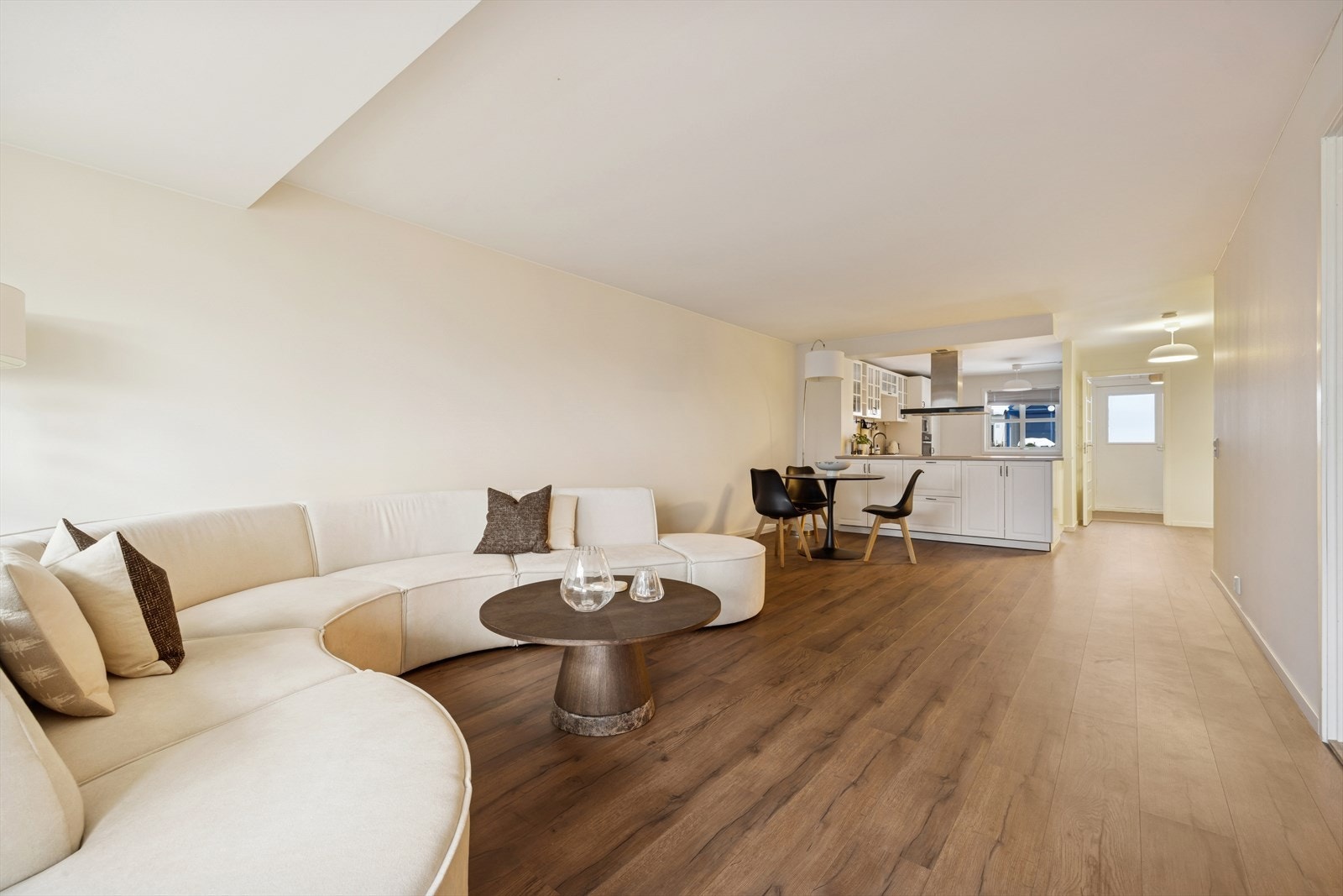 Stue og kjøkken i åpen løsning med god romfølelse, naturlig soneinndeling og fine møbleringsmuligheter for både sittegruppe og spiseplass. Galleribilde