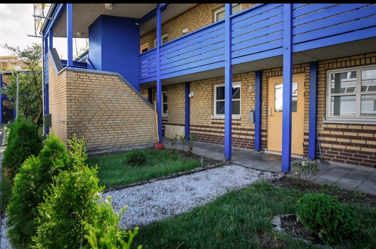 Foran inngangspartiet er det en hyggelig hageflekk Galleribilde