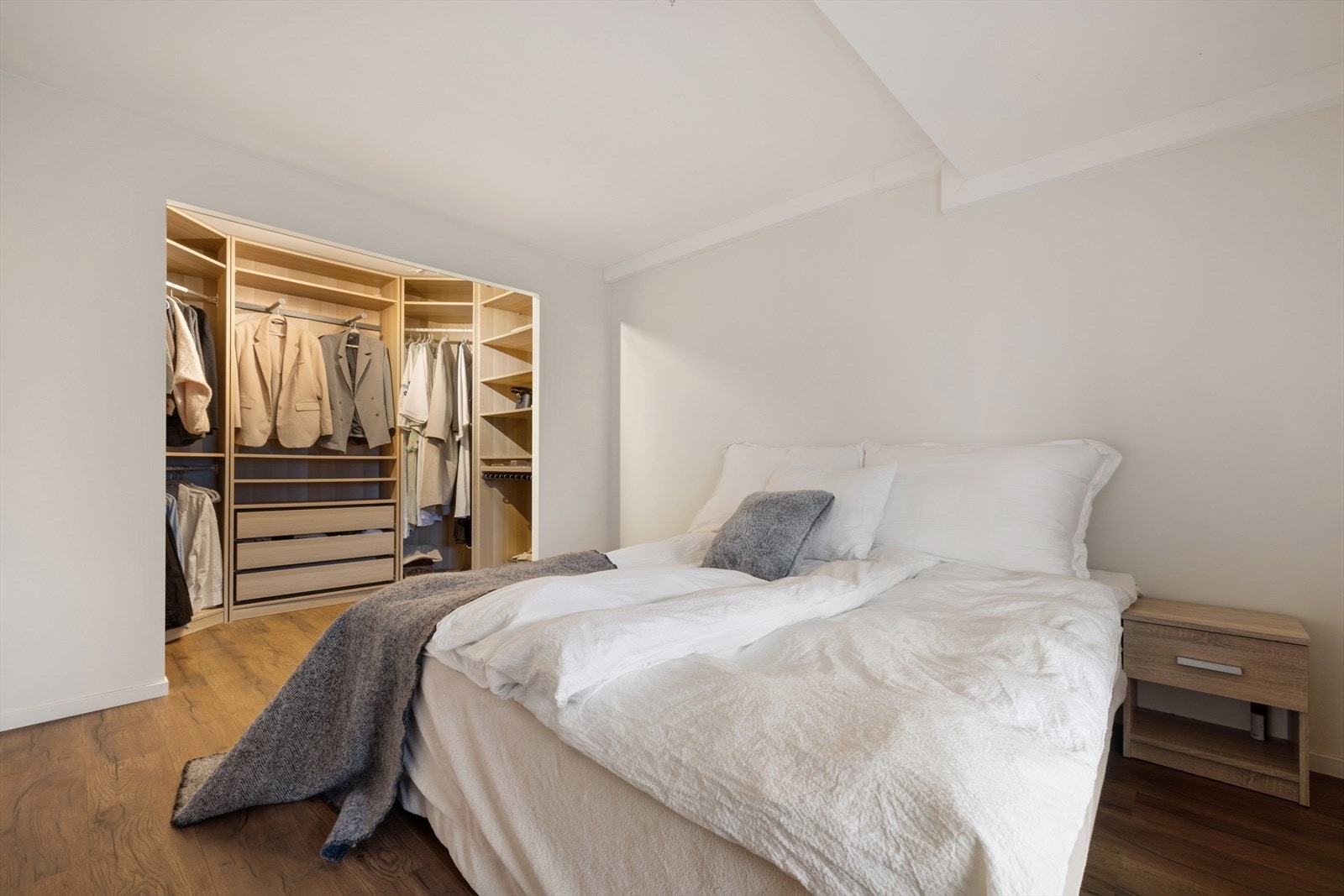 Romslig hovedsoverom med god plass til dobbeltseng og nattbord, og en rolig atmosfære som egner seg godt for hvile. Galleribilde