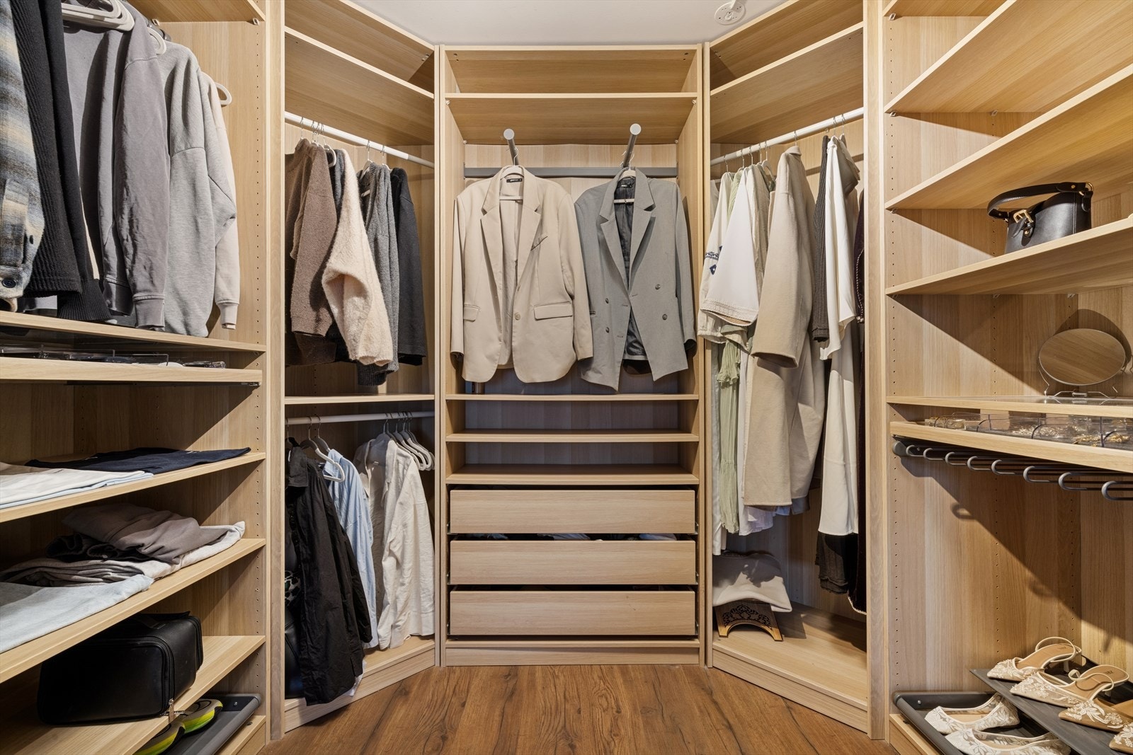 Tilhørende walk-in-garderobe med praktisk innredning, rikelig heng- og hylleplass samt god oversikt for oppbevaring av klær og sko. Galleribilde