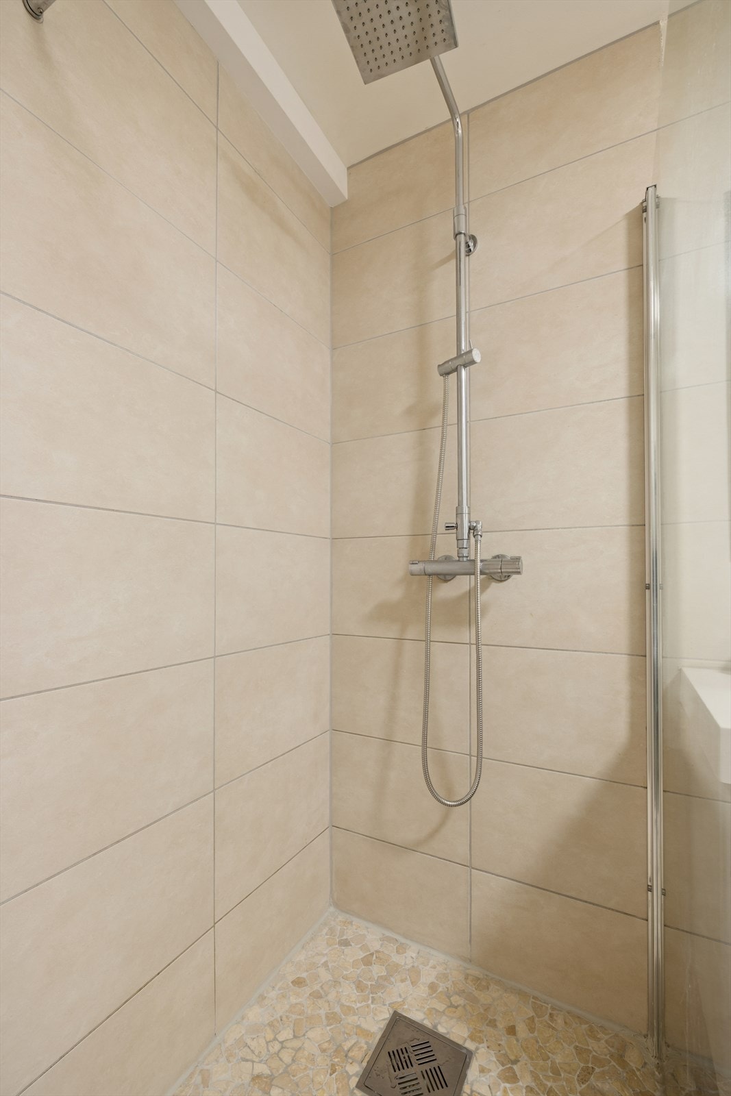 Dusjsone med både rainshower og hånddusj - en løsning som kombinerer komfort og fleksibilitet for ulike behov. Galleribilde