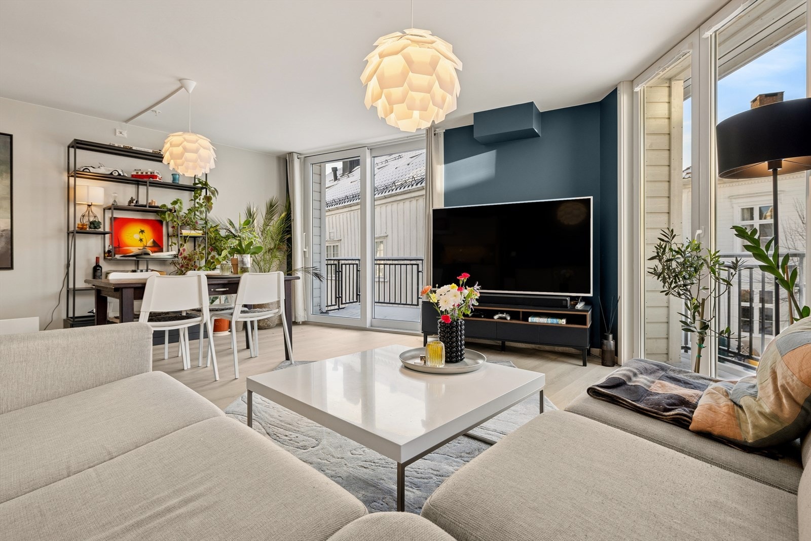 Gode lysforhold og tiltalende material- og fargevalg. Internt bruksareal på 62 kvm. med en arealeffektiv planløsning. Galleribilde