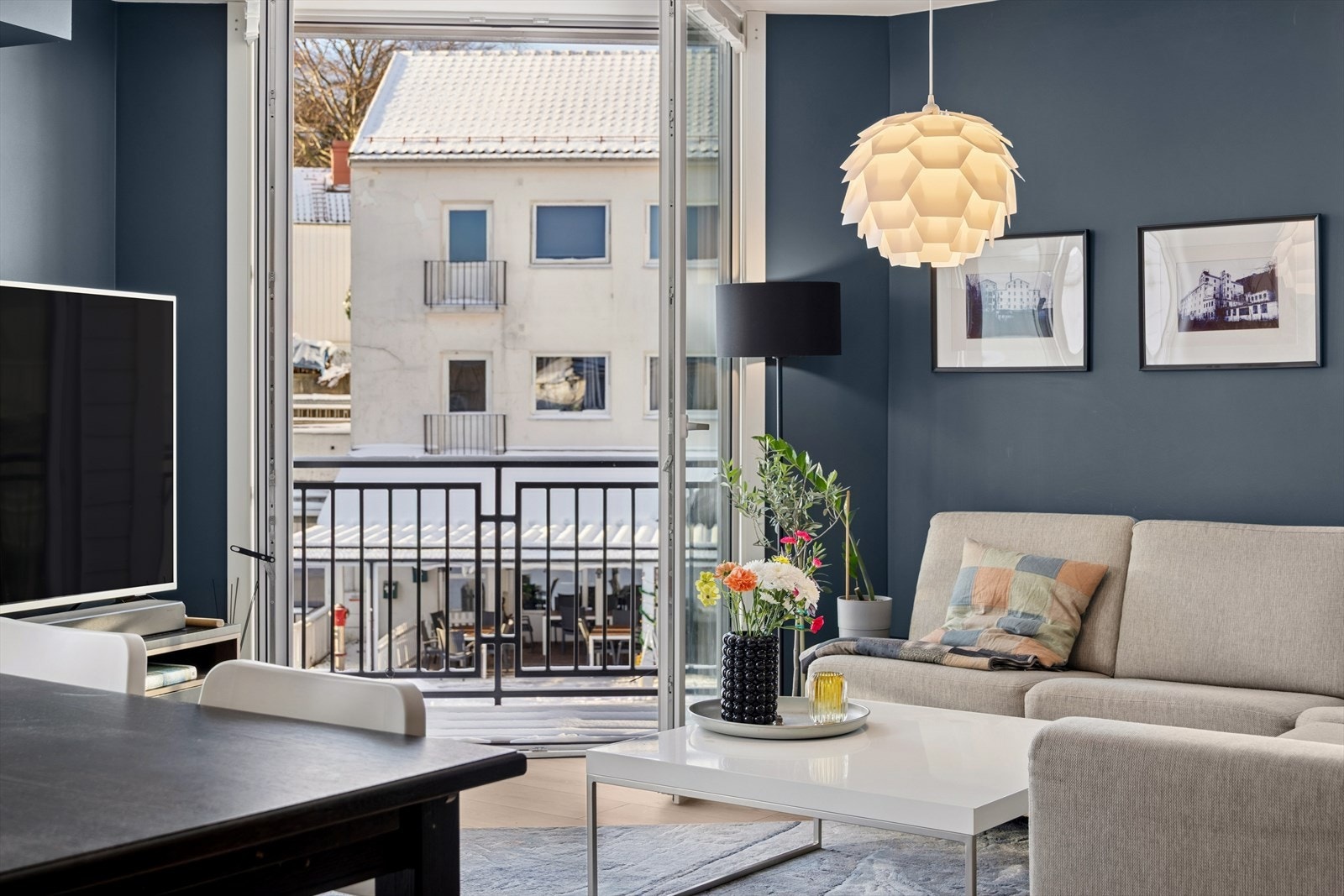 Leiligheten har både en balkong og en fransk balkong, begge med adkomst fra stue/kjøkken. Galleribilde