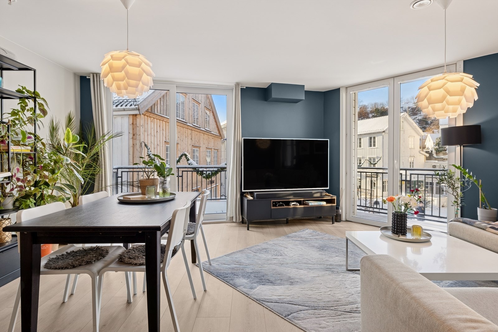 Store vindusflater slipper inn godt med naturlig dagslys. Galleribilde