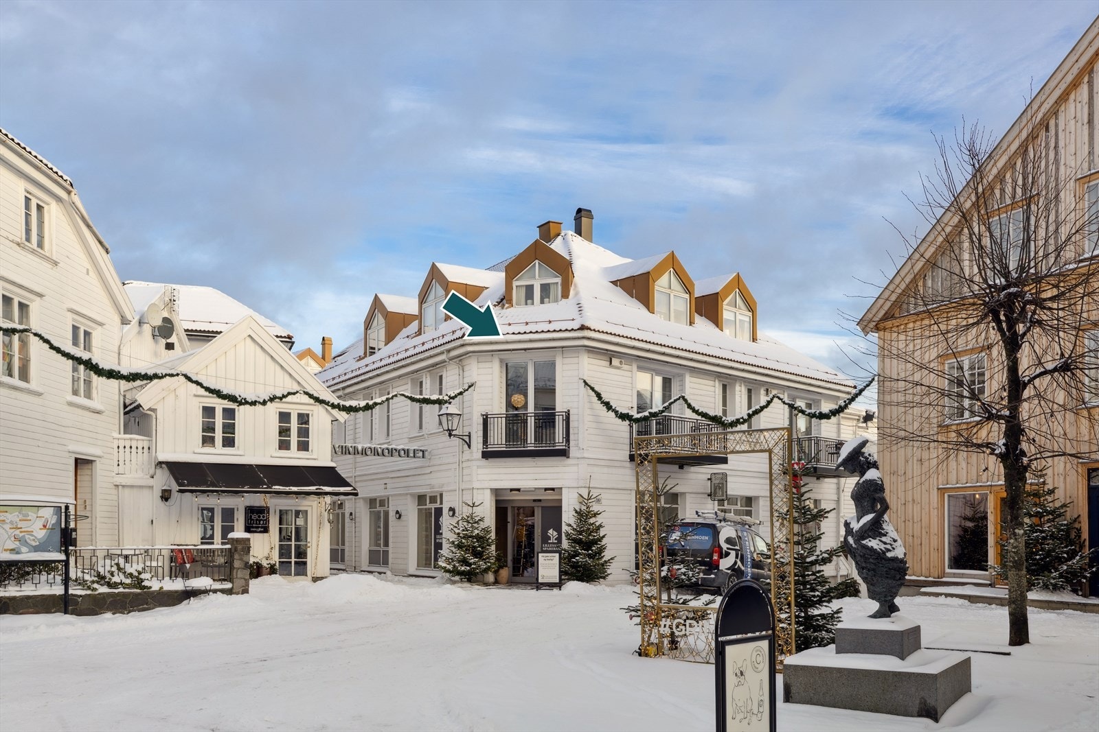 En lekker og moderne 3-roms eierleilighet, beliggende midt i hjertet av Grimstad sentrum. Galleribilde