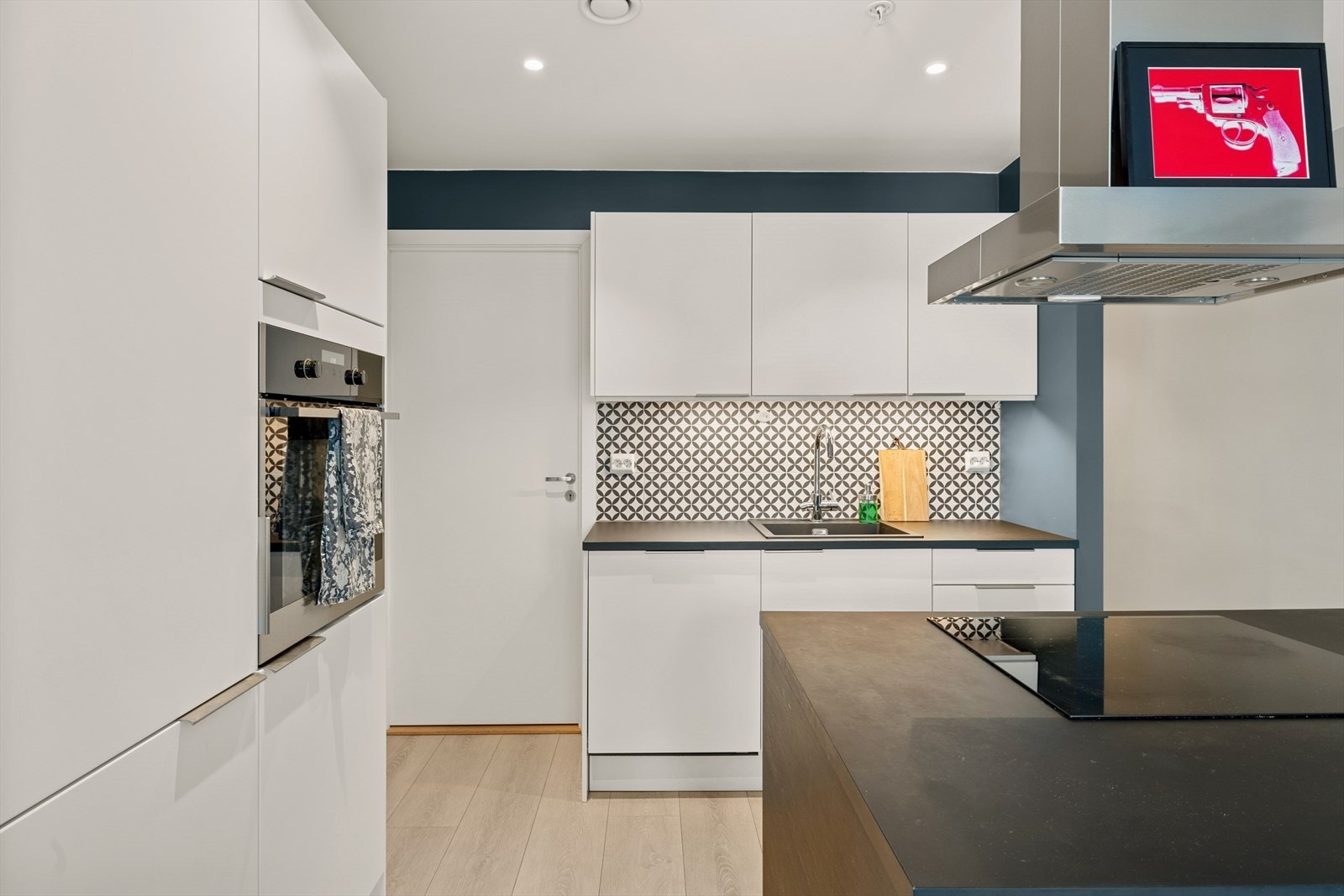 Spennende flisvalg i sonen mellom over- og underskap, gir kjøkkenet særpreg! Galleribilde