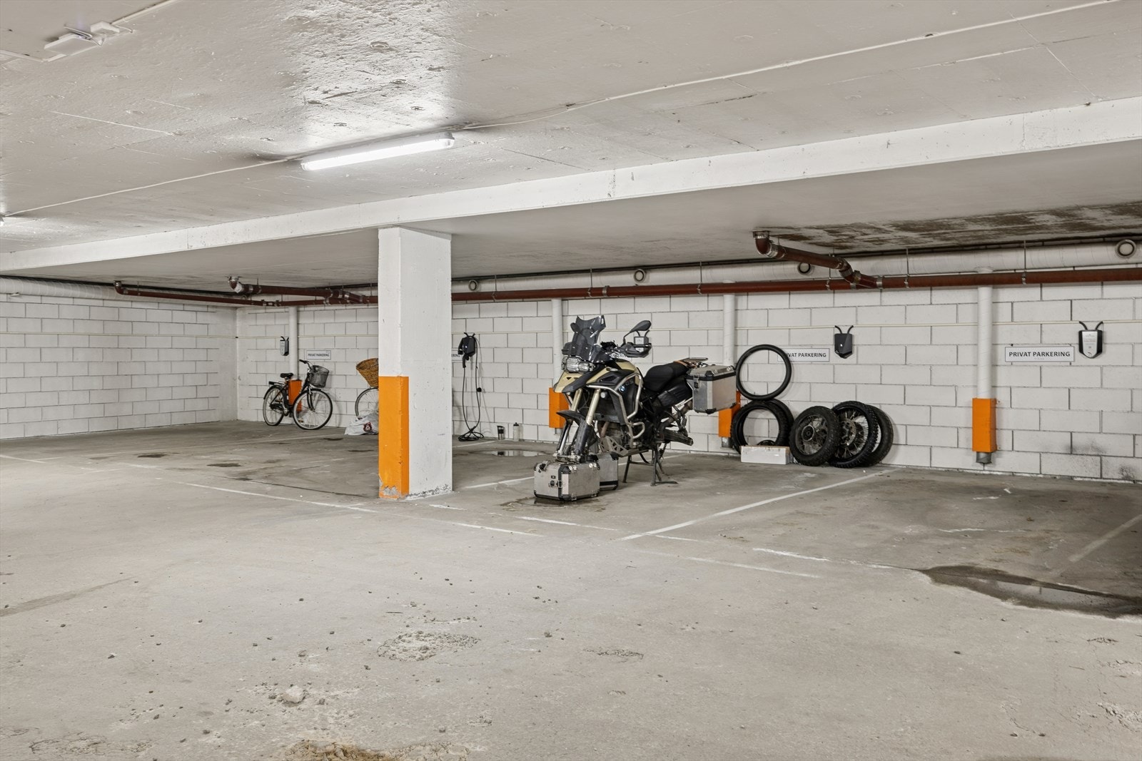 Det medfølger en parkeringsplass med elbil-lader i kjeller samt en ekstern bod på samme plan som leiligheten. Galleribilde