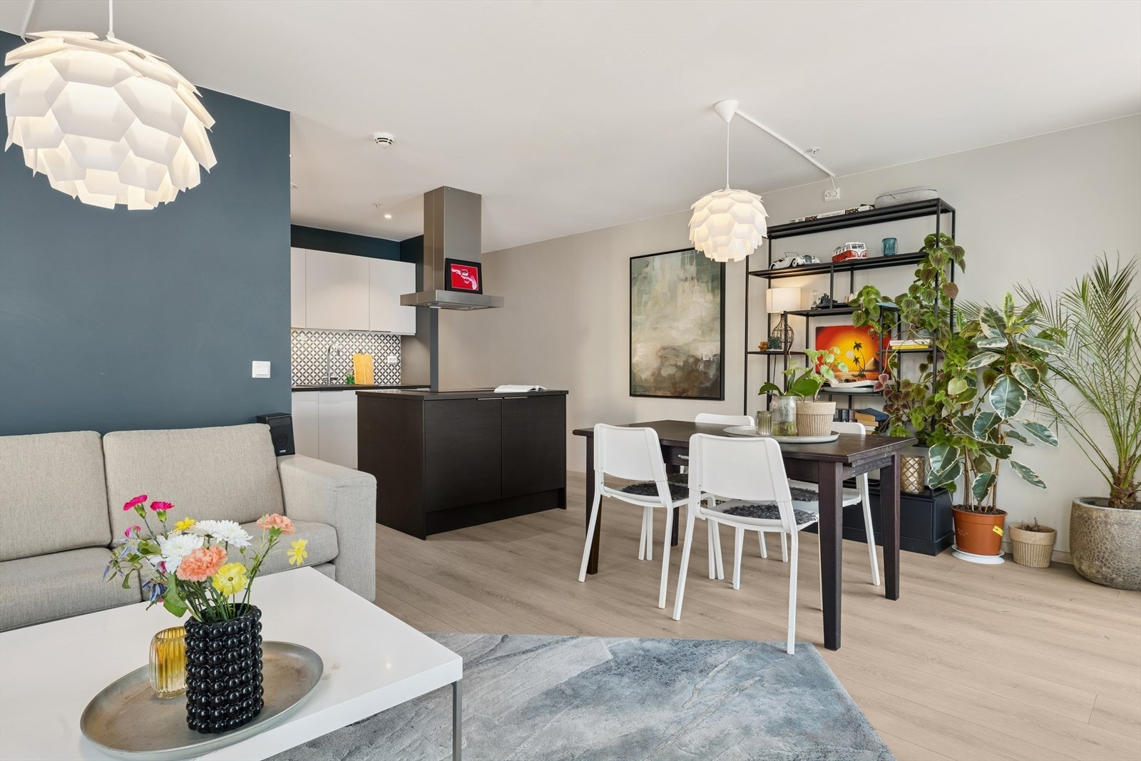 Stue/kjøkken i åpen planløsning. Galleribilde