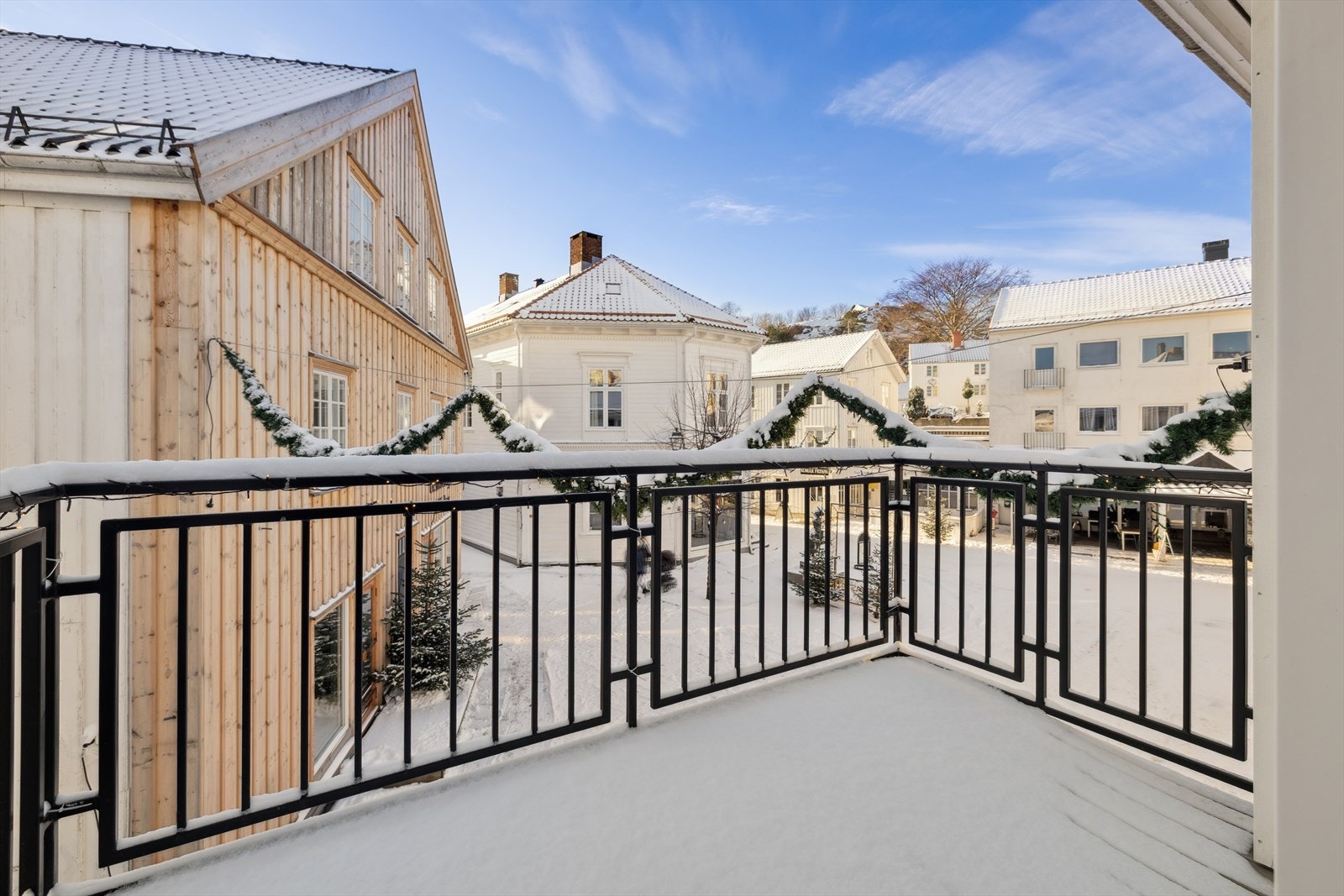 På hovedbalkongen kan tilværelsen på fine dager virkelig nytes til det fulle! Utsikt både til sjøen og ut over Bietorget. Galleribilde