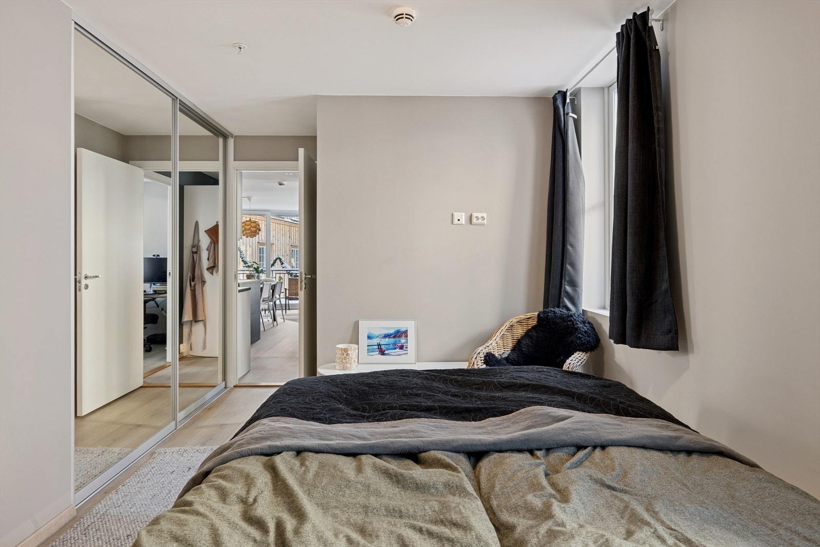 På hovedsoverommet er det montert en stor skyvedørsgarderode med speilfronter. Galleribilde