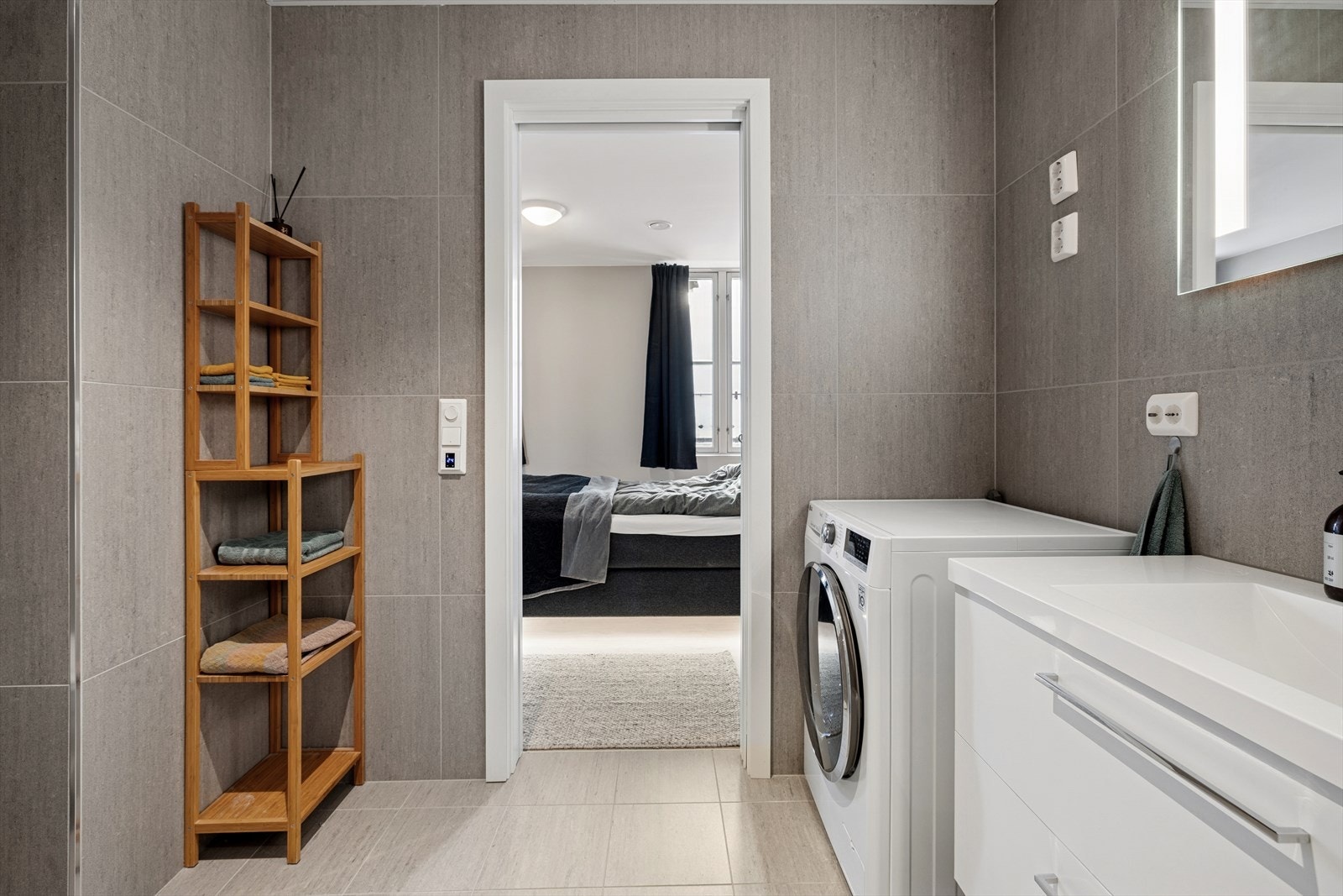 Delikat, helfliset bad/vaskerom fra 2020 med adkomst fra hovedsoverommet. Galleribilde