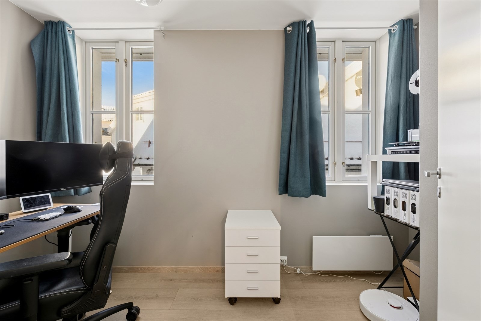 Soverom 2 er av noe mindre størrelse, og er i dag innredet som et kontor. Galleribilde