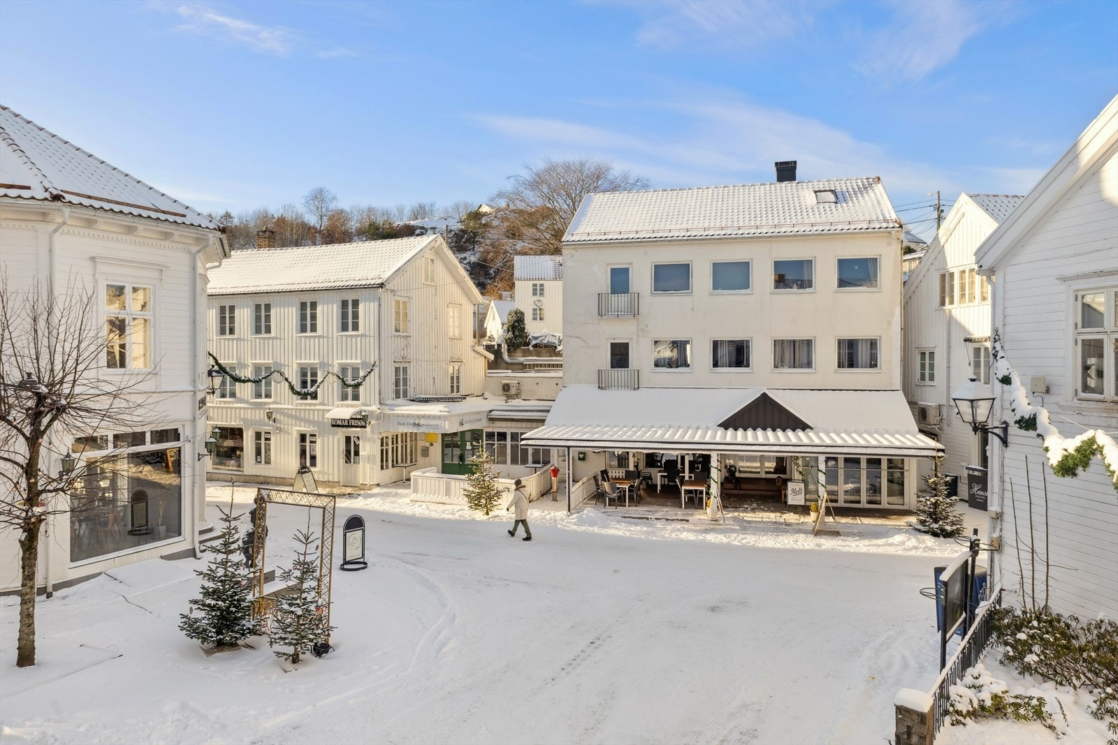 Boligen har en meget attraktiv beliggenhet midt i Grimstad sentrum, med alle byens fasiliteter, sjøen/båthavna mm. i umiddelbar nærhet. Galleribilde