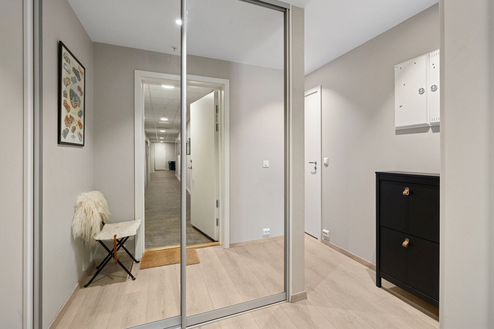 I den innbydende entrèen finnes en praktisk skyvedørsgarderobe. Speilfrontene skaper en ekstra god romfølelse. Galleribilde