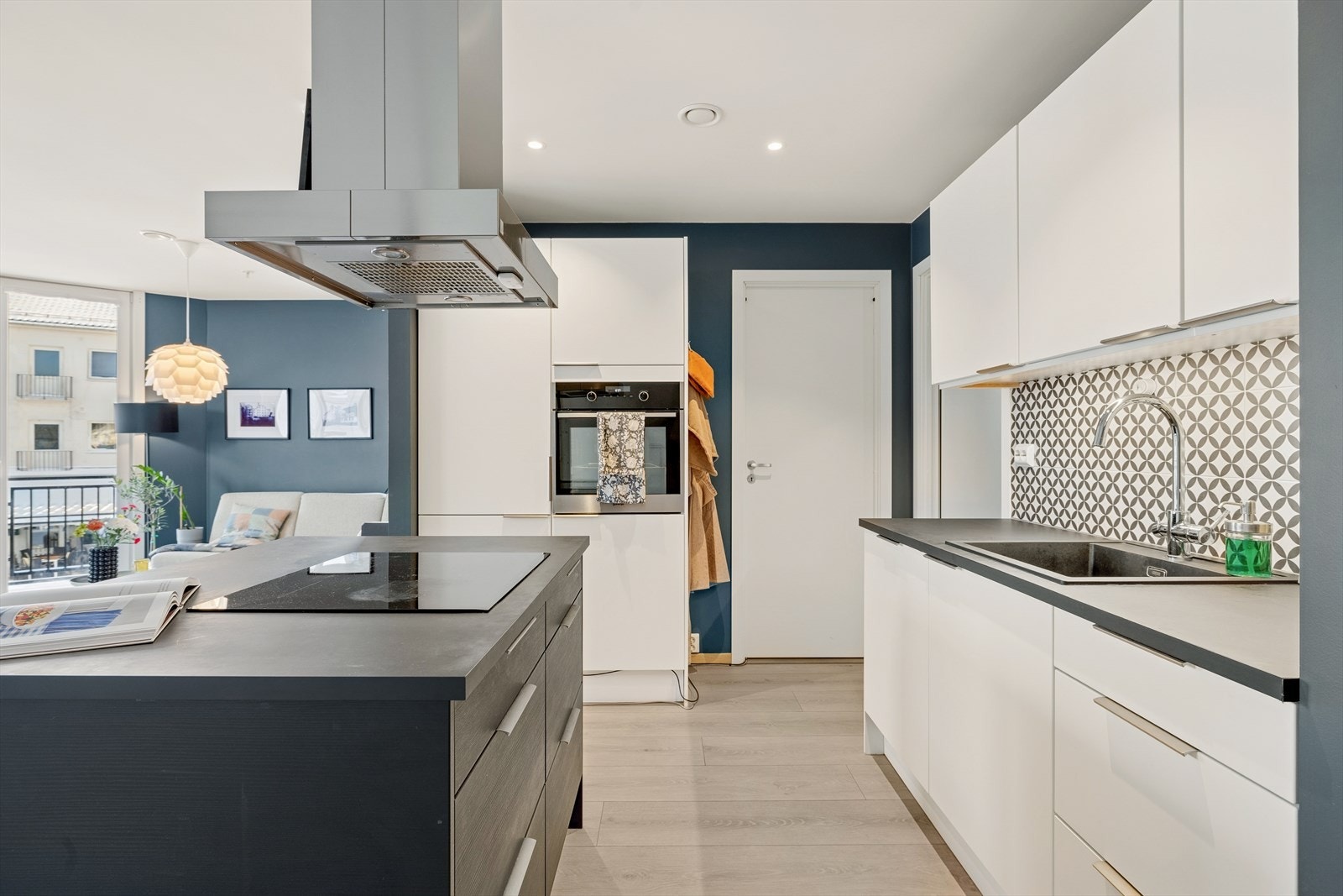 Kjøkkenet fra 2020 har en pen og stilren innredning fra Sørlandskjøkken, med slette fronter og laminat benkeplate. Galleribilde