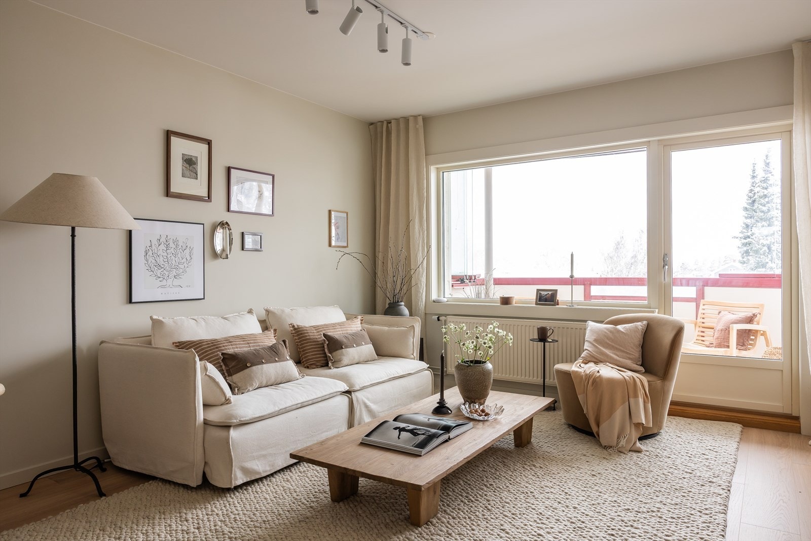 Leiligheten ble pusset opp i slutten av 2025 og er svært delikat og innbydende. Gulvene er belagt med flott Bjelin 1-stavs parkett og alle vegger er helsparklet og malt i 2025. Galleribilde