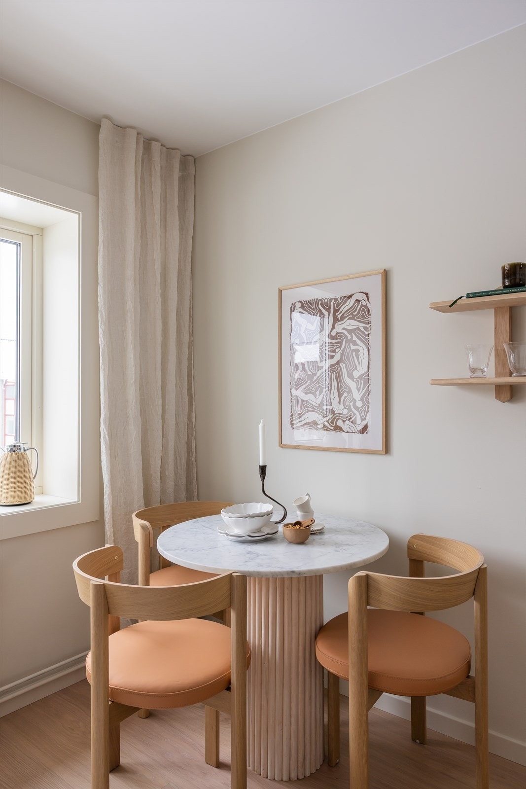 Leiligheten byr på to gode spisemuligheter med plass til spisebord både på kjøkken og i stue. Galleribilde