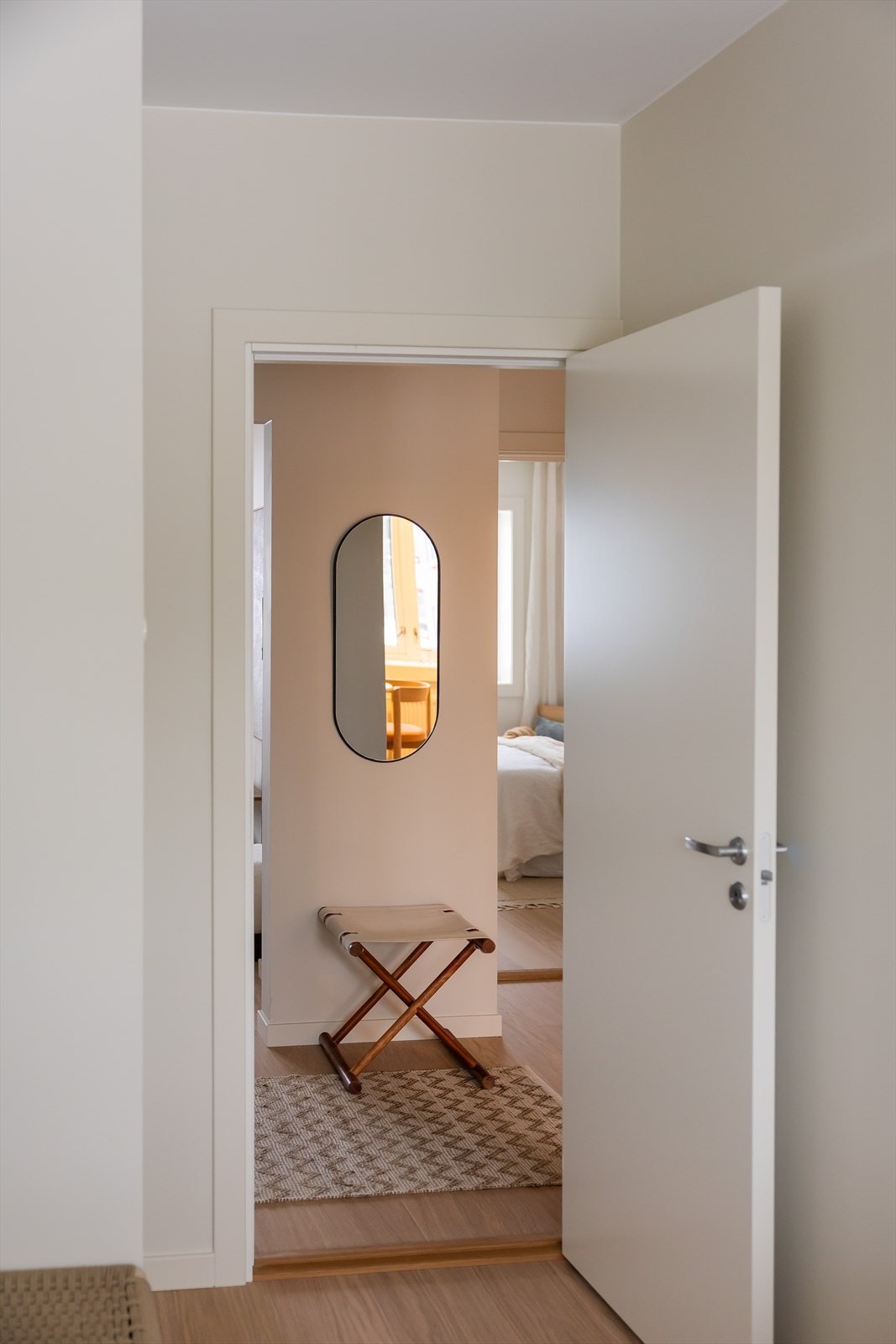 Fra hovedsoverom sett mot entrè og videre mot soverom 2. Galleribilde