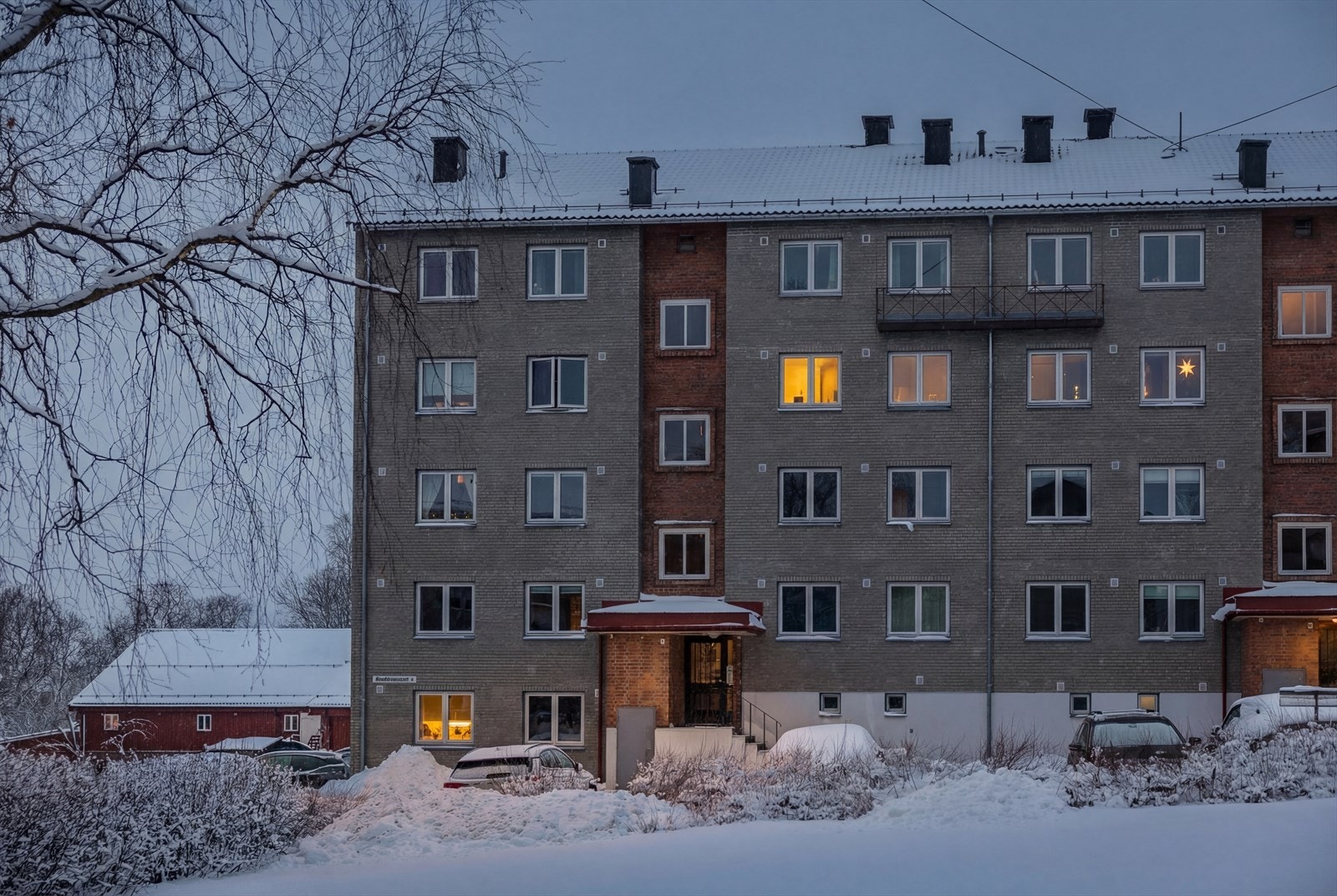 Ved oppgang 1C som denne leiligheten ligger i, har du både varmekabler og fliser i trappen utenfor. Galleribilde