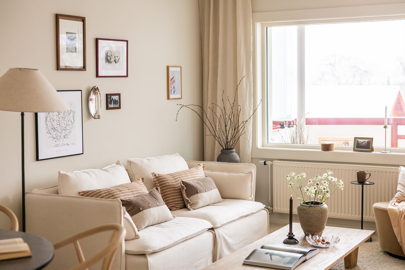 De svært flotte veggene er malt i den moderne og fine fargen kokos. En nydelig farge som også skifter fargenyanse etter lysforholdene. Galleribilde