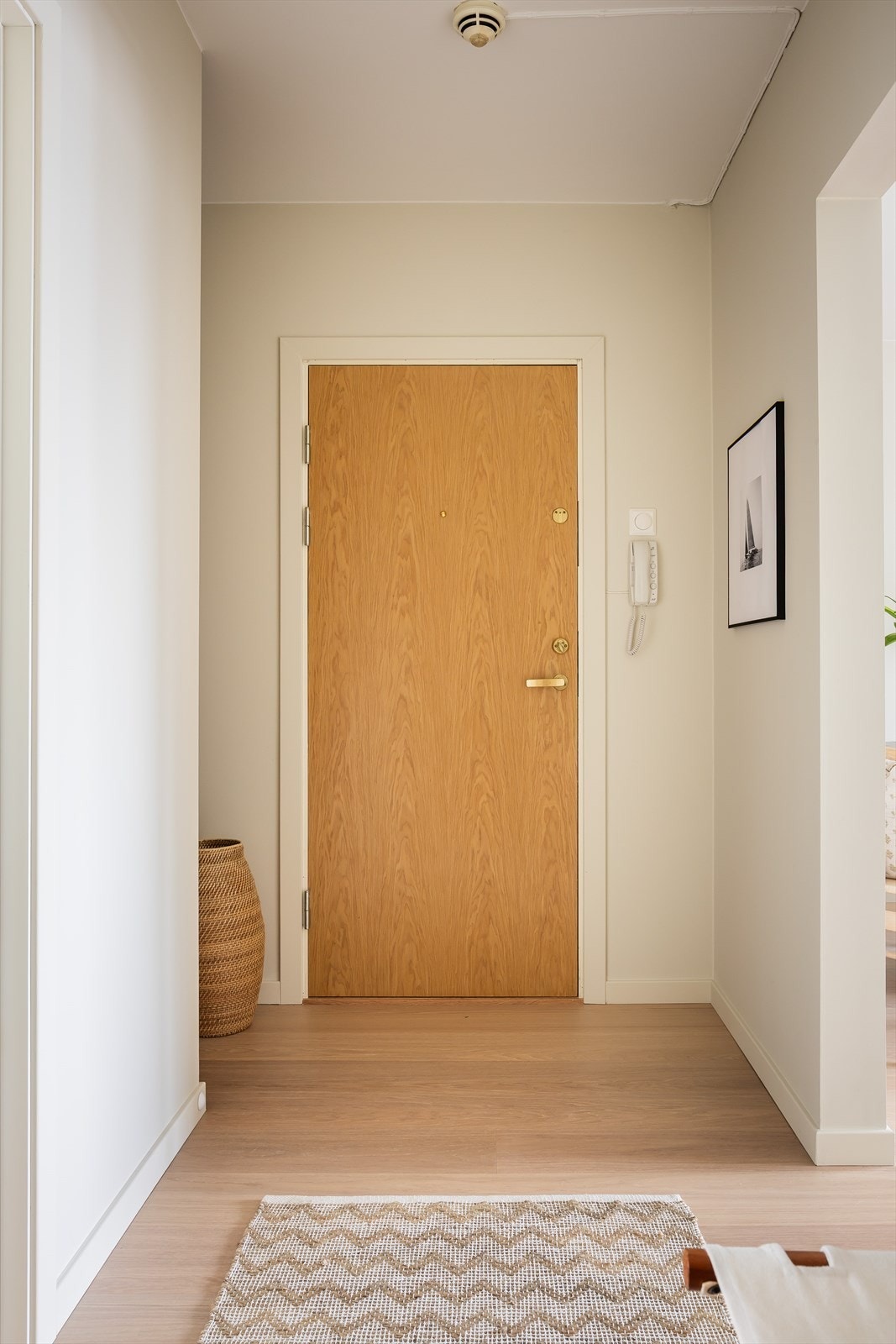 Leiligheten har en god og fin entrè, med en krok til venstre i bildet, hvor det plass til både klær og sko. Galleribilde