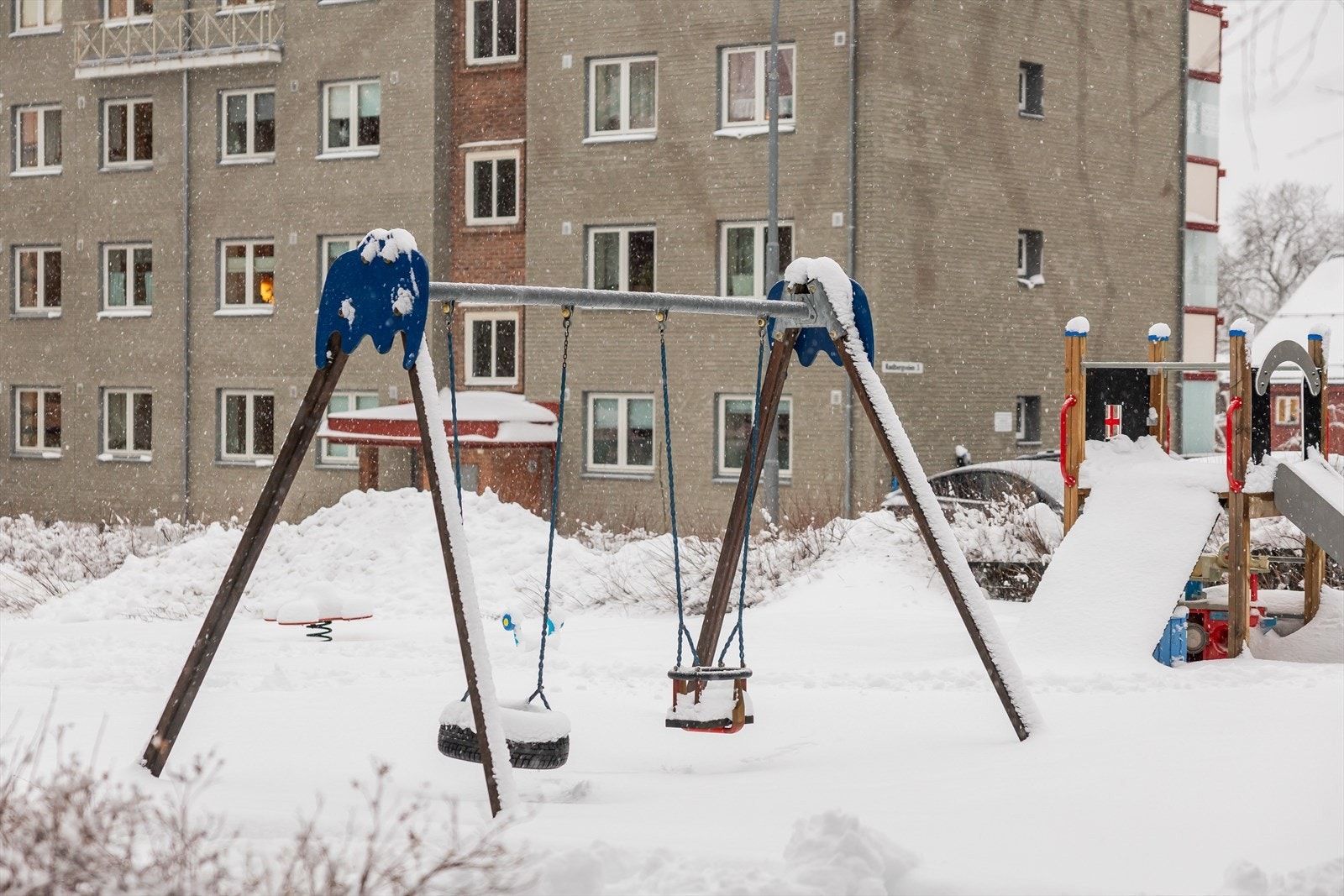 Borettslaget har også velstelte og innbydende uteområder mellom blokkene med bl.a lekeapparater for de minste. Galleribilde