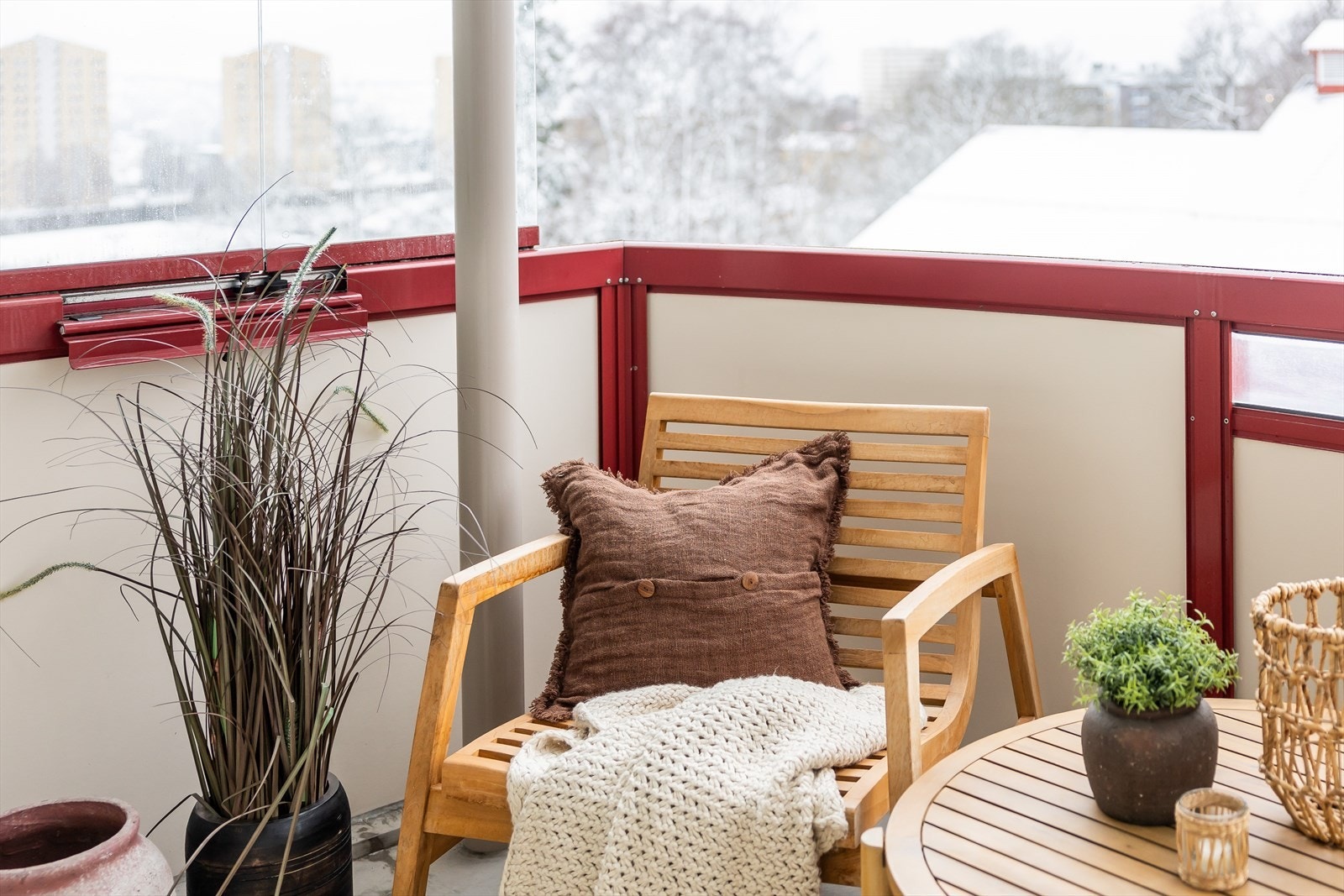 I vår- og sommerhalvåret fungerer balkongen som en naturlig forlengelse av stuen, og gir fine rammer for hyggelige stunder med familie og venner. Galleribilde