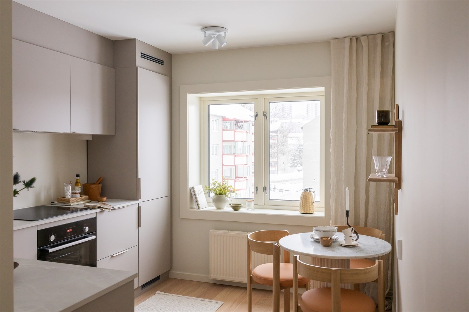 Kjøkkenet har en god og praktisk utforming med overskap som ikke samler smuss og fett. Galleribilde