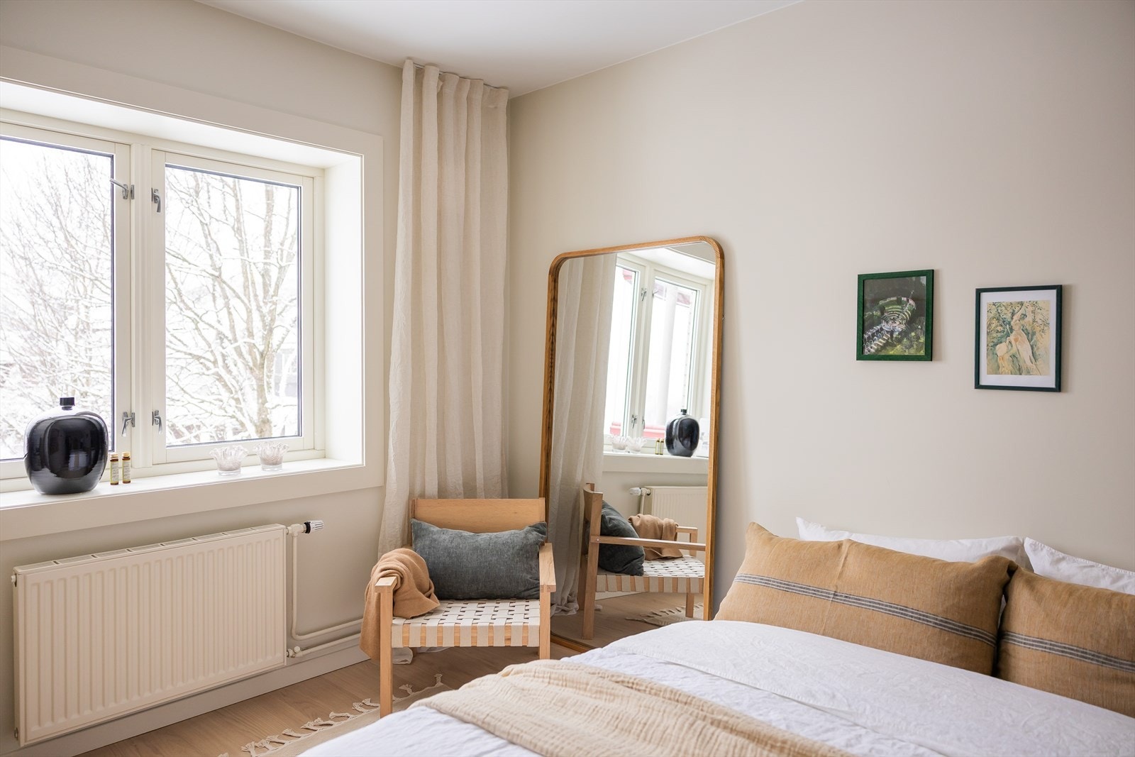 De lune fargevalgene på veggene, sammen med store vindusflater, skaper en lys, lun og behagelig atmosfære. Galleribilde