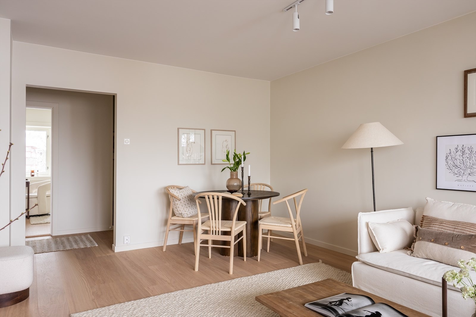 Her er det godt med plass til et hyggelig spisebord. Rommets utforming gir fine rammer for både hverdagsmiddager og sosiale sammenkomster. Galleribilde